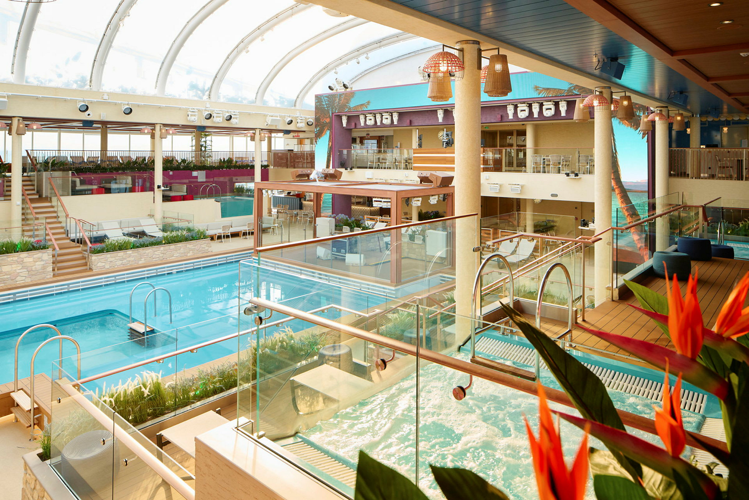 Inomhuspoolområde med jacuzzi och bekväma sittplatser. (AI-genererad text)