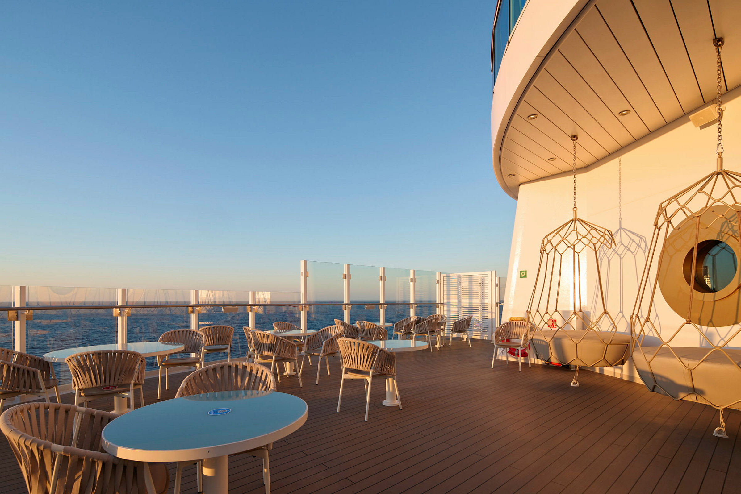 Solbelyst terrass med sittplatser och havsutsikt. (AI-genererad text)