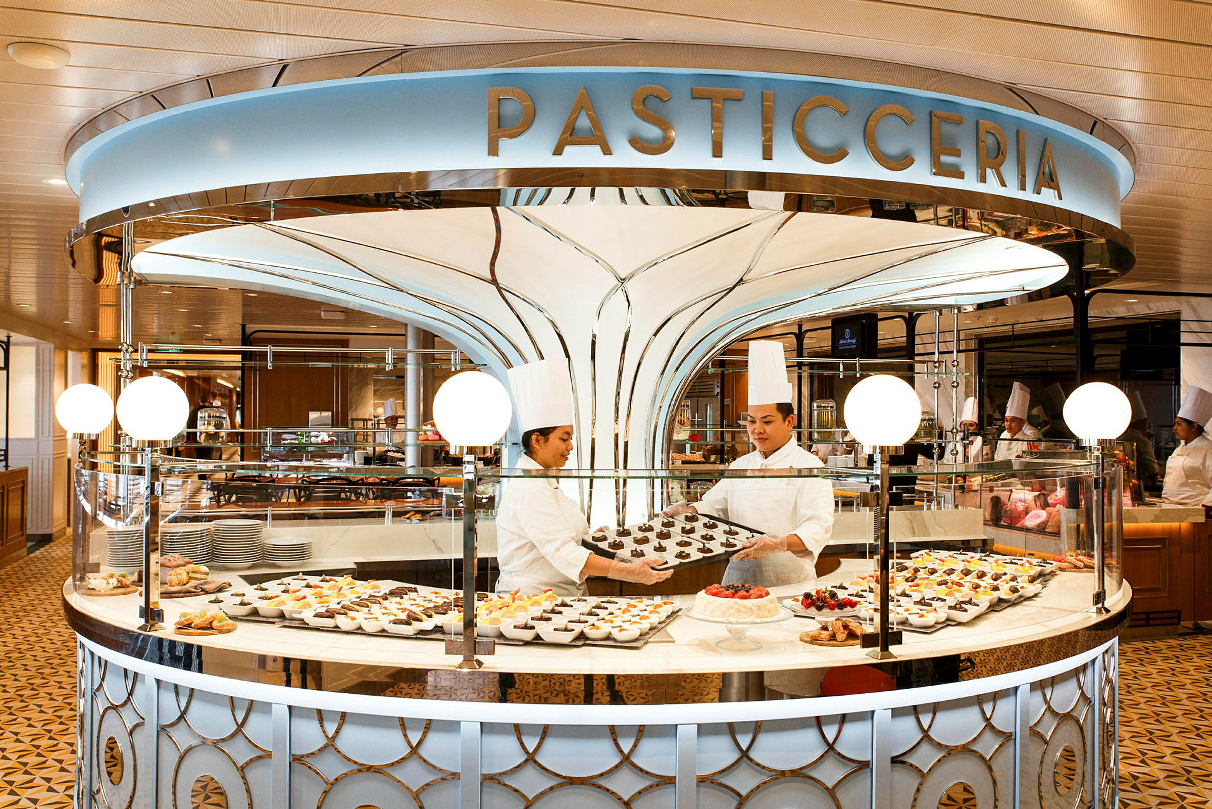 Bild av ett bageri med skylt som säger 'Pasticceria'. Två bagare i vita kockuniformer står vid en disk fylld med olika bakverk och desserter. (AI-genererad text)