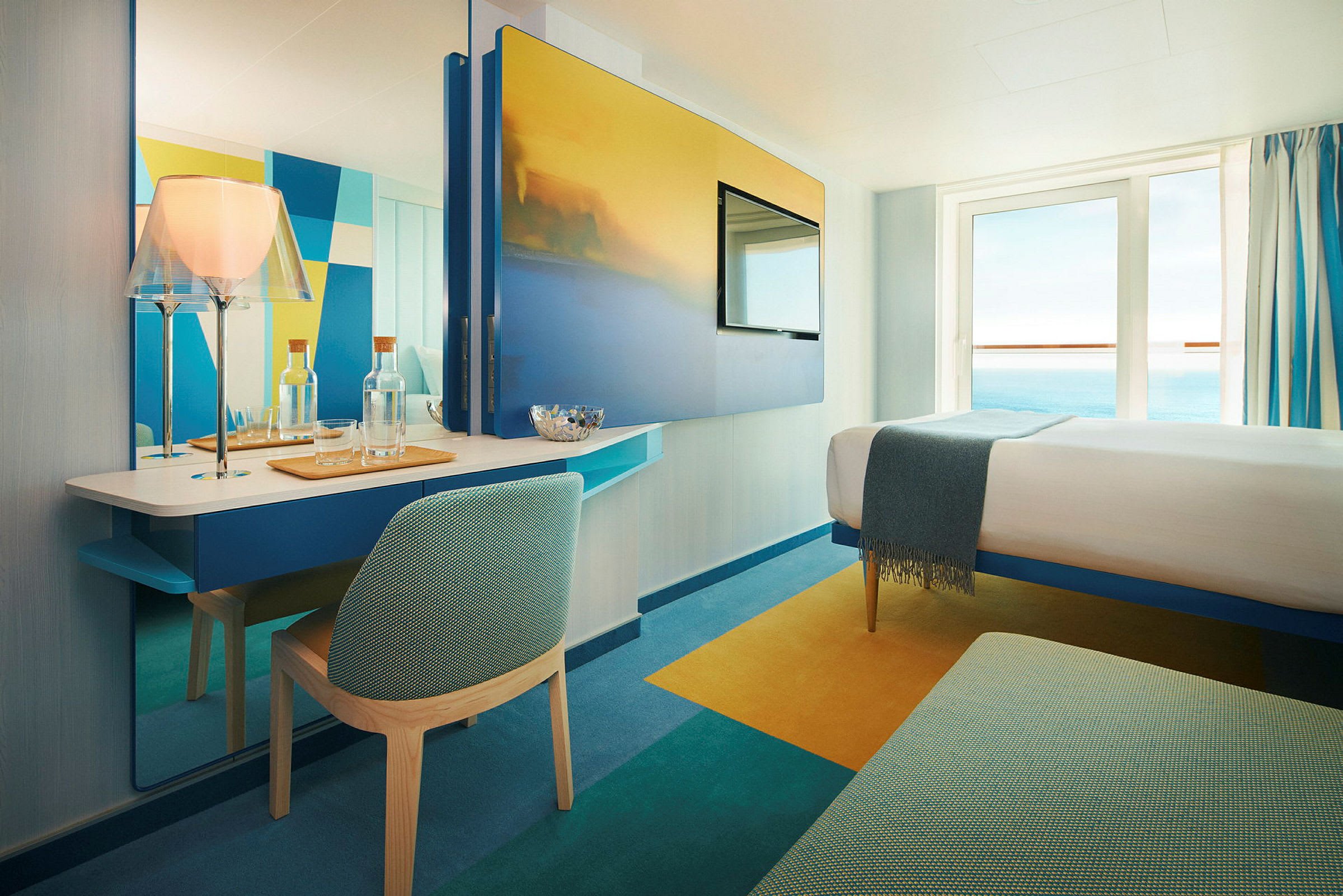 Modernt inrett hotellrum med skrivbord, TV och säng. (AI-genererad text)