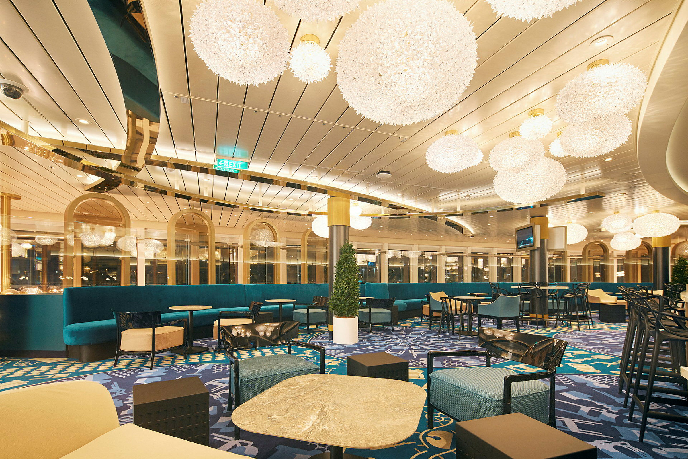 En elegant lounge med sittgrupper och stora ljuskronor. (AI-genererad text)