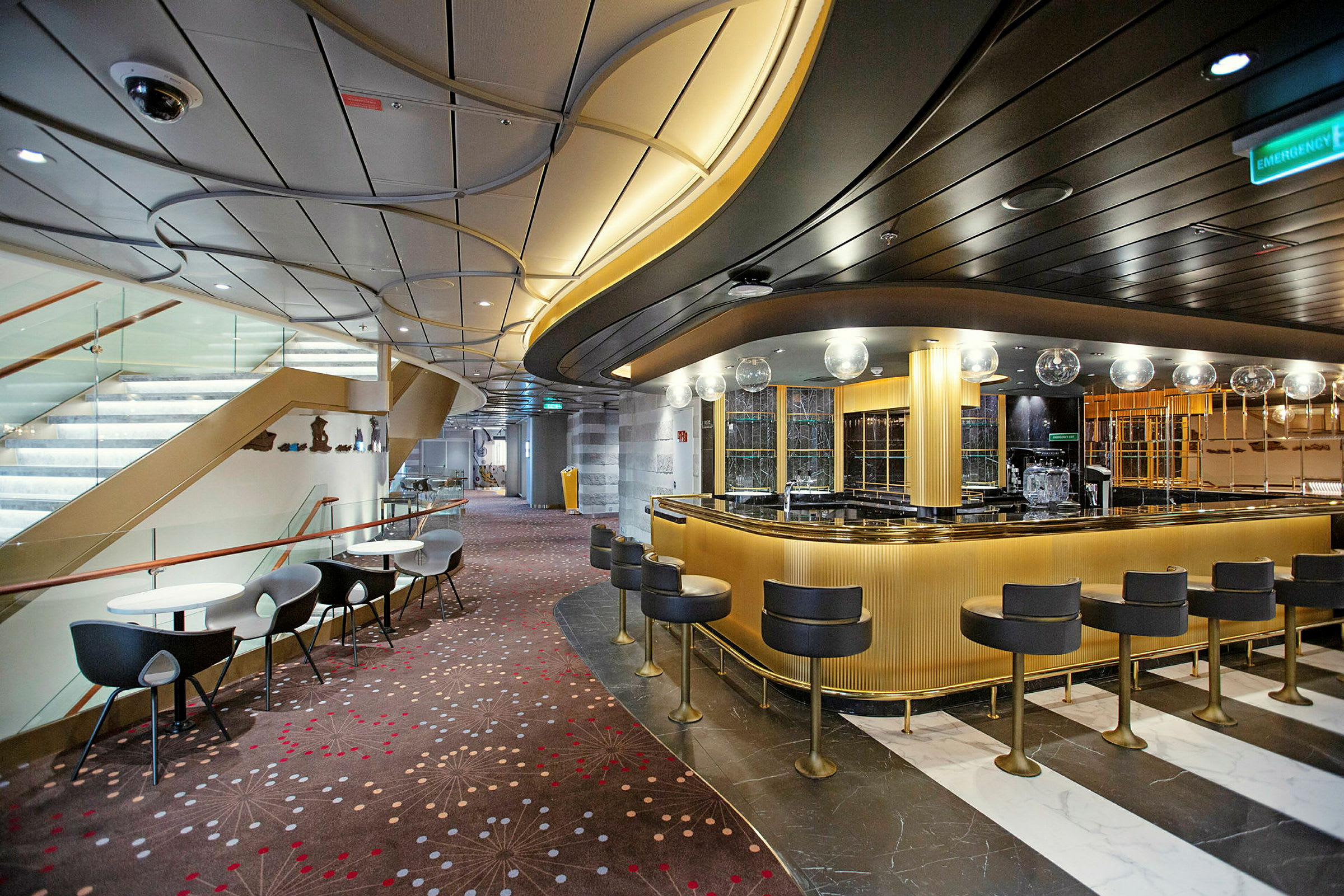 Interiörbild av en elegant bar och loungedel med moderna möbler och stilren atmosfär. (AI-genererad text)