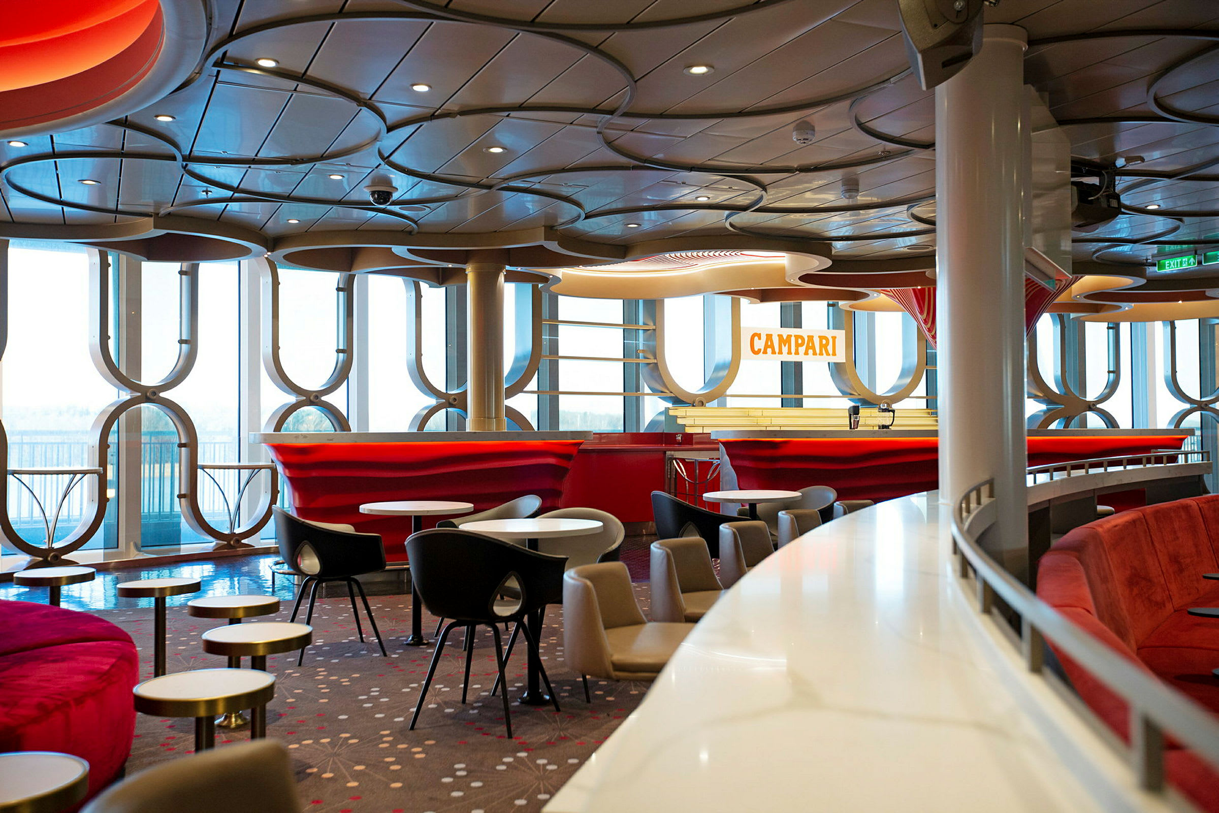 Interiör av en modern bar med dekorativ inredning och sittplatser. (AI-genererad text)