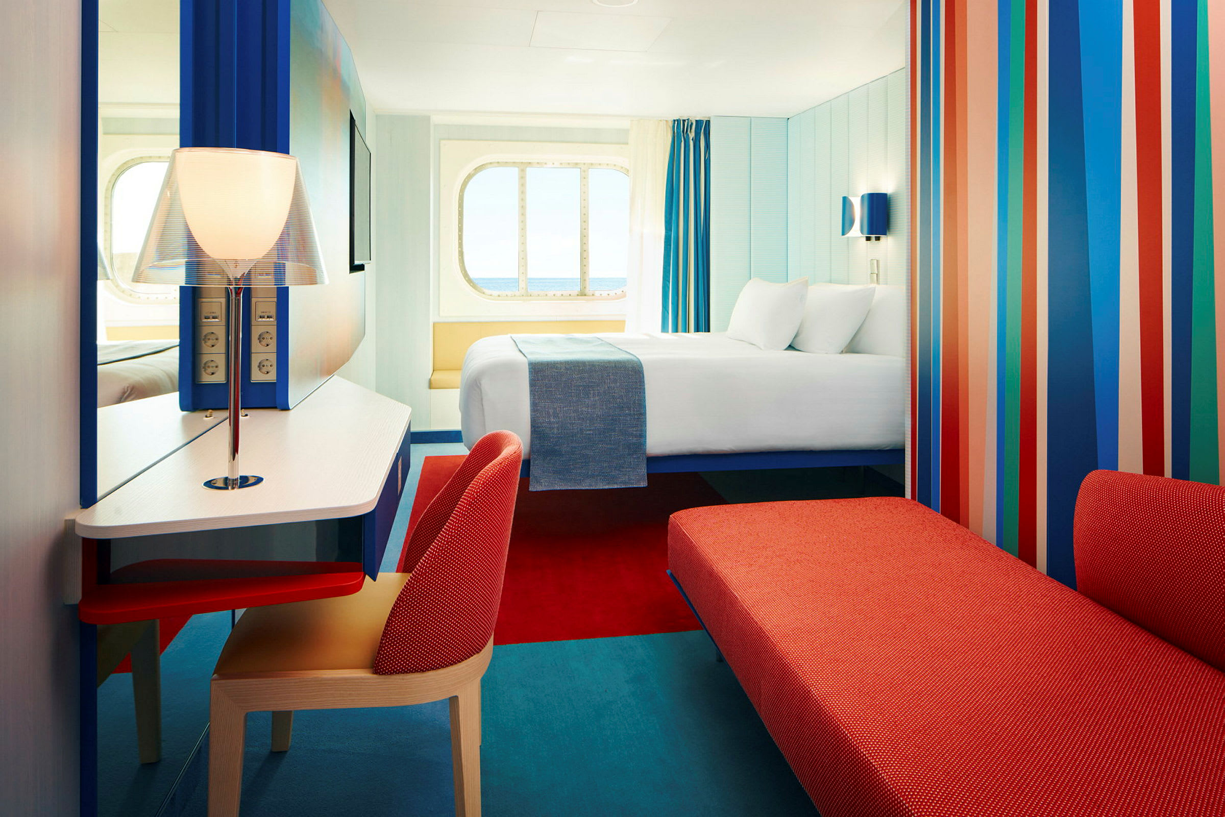 Moderna hotellrum med färgglada inredning och säng. (AI-genererad text)