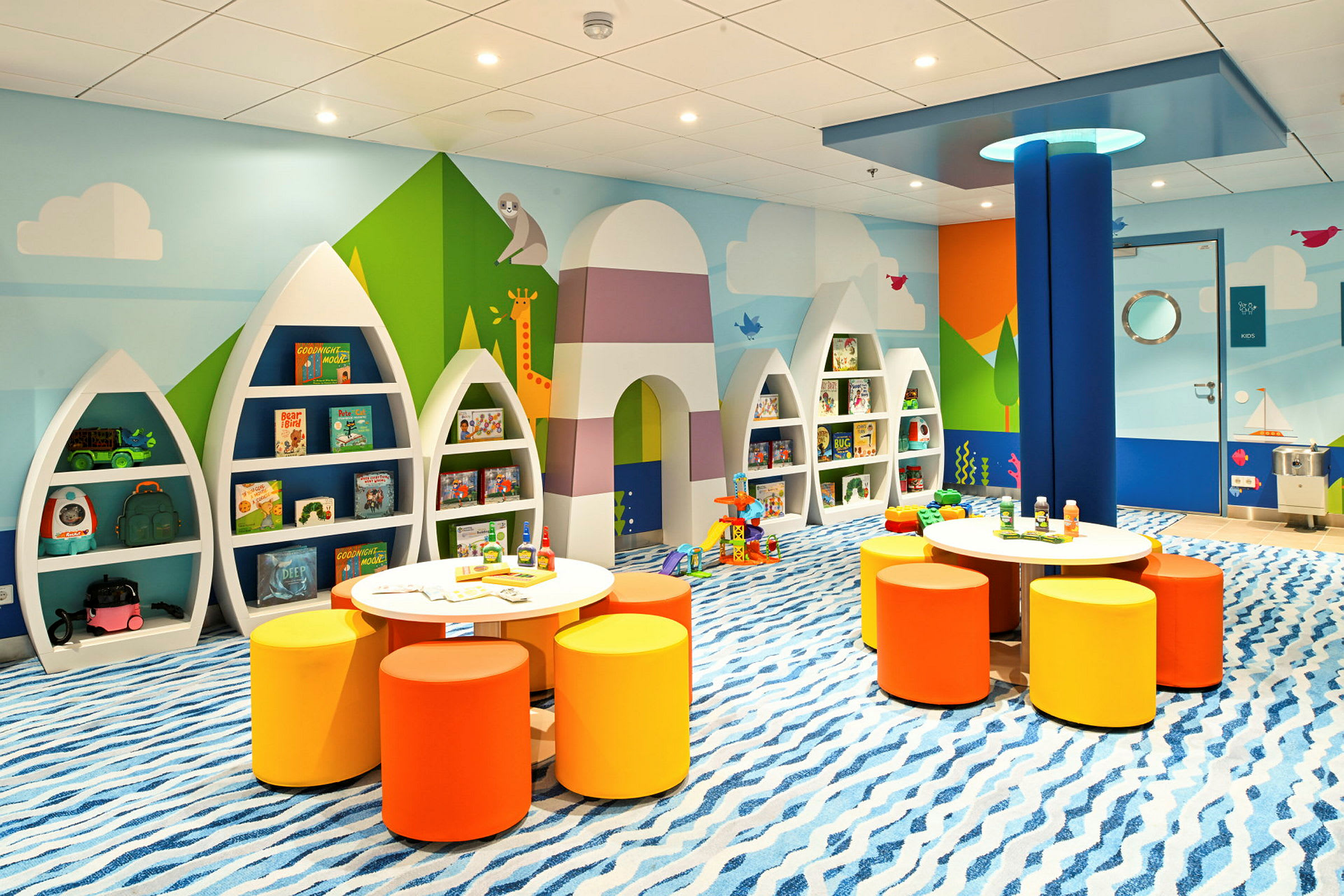 Ett färgglatt lekrum med barnmöbler, böcker och leksaker. (AI-genererad text)