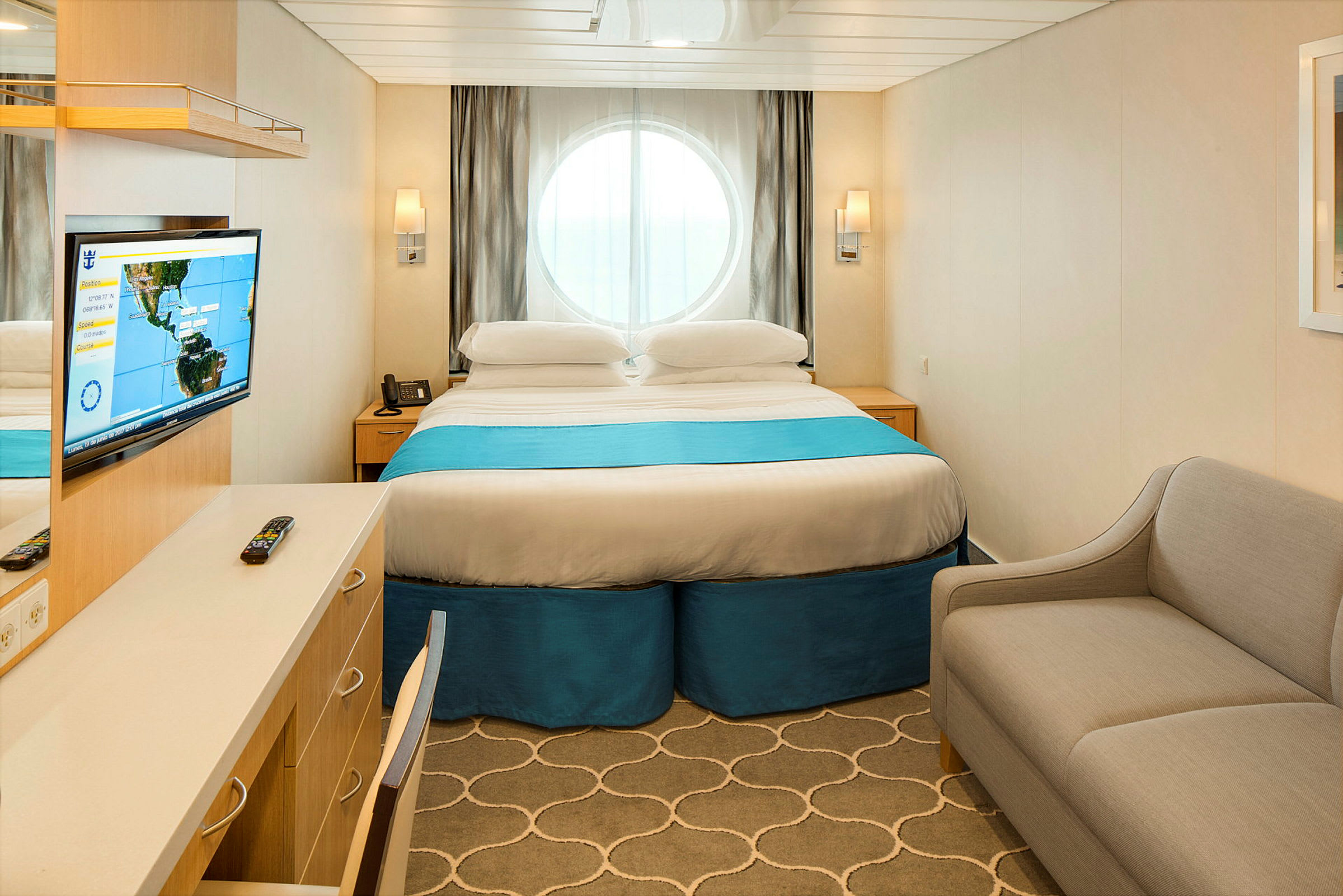 Ett hotellrum med en säng och sittgrupp. (AI-genererad text)