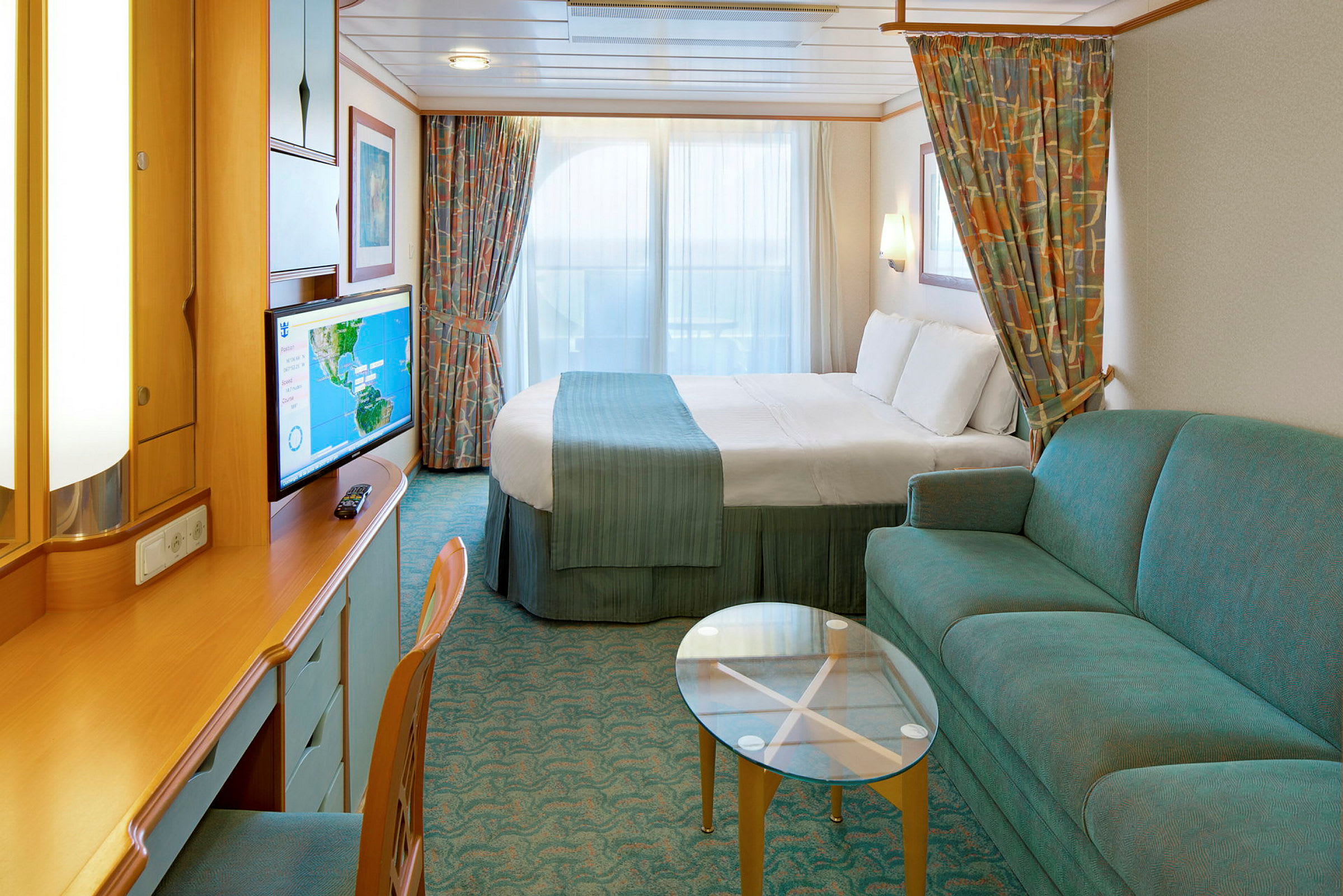 Möblerat hotellrum med säng, soffa, skrivbord och TV. (AI-genererad text)