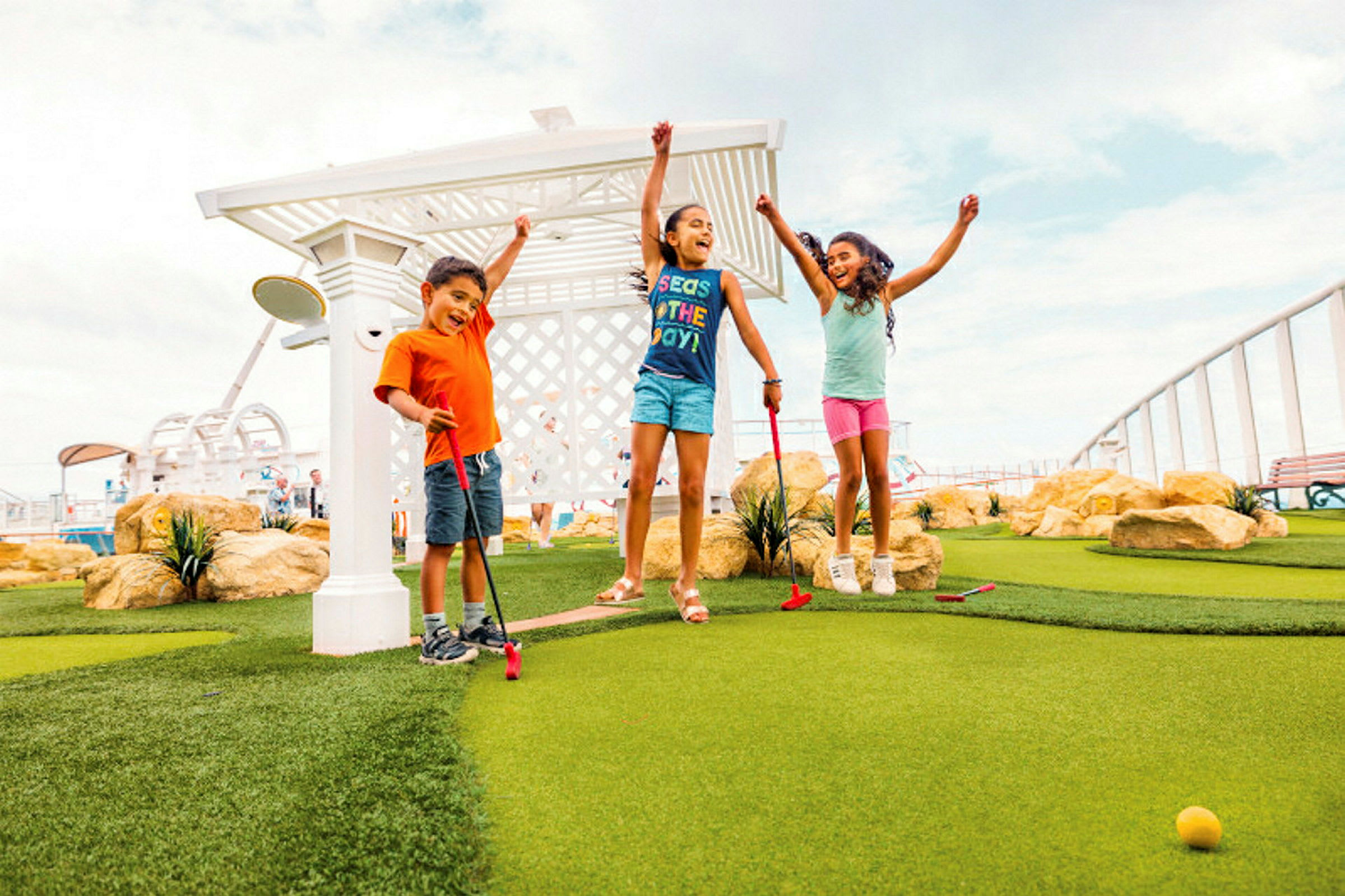 Tre barn spelar minigolf på en solig dag. (AI-genererad text)
