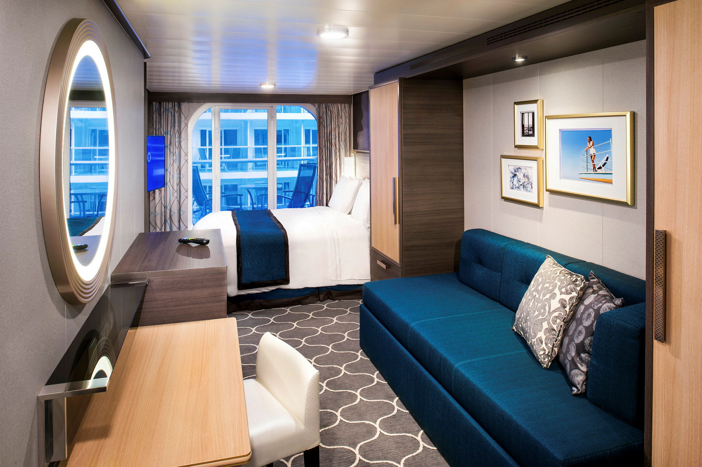 Interiör av ett hotellrum med säng, soffa och arbetsbord. (AI-genererad text)