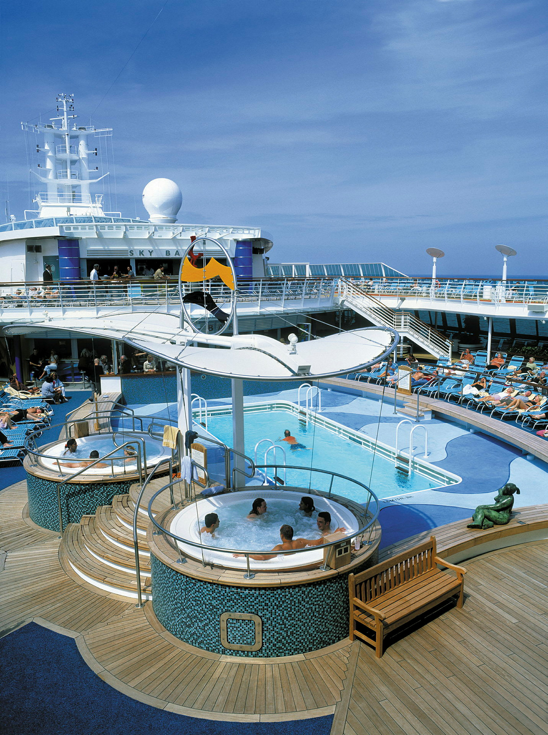 Poolområde på ett kryssningsfartyg med jacuzzi, simbassäng och soldäck. (AI-genererad text)
