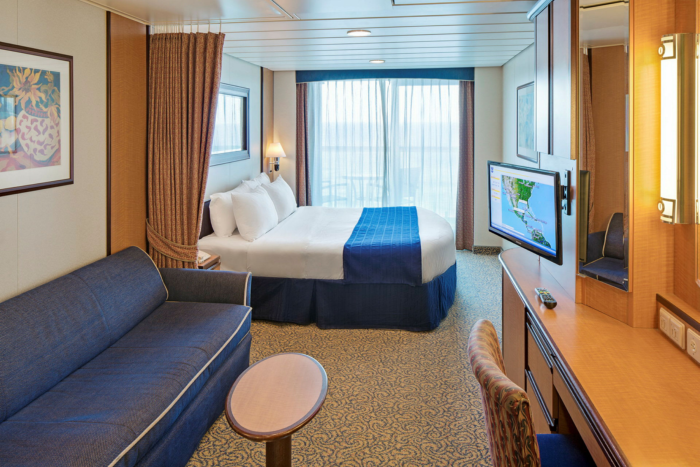 Ljus och rymlig hotellrumsinteriör med säng, soffa och skrivbord. (AI-genererad text)