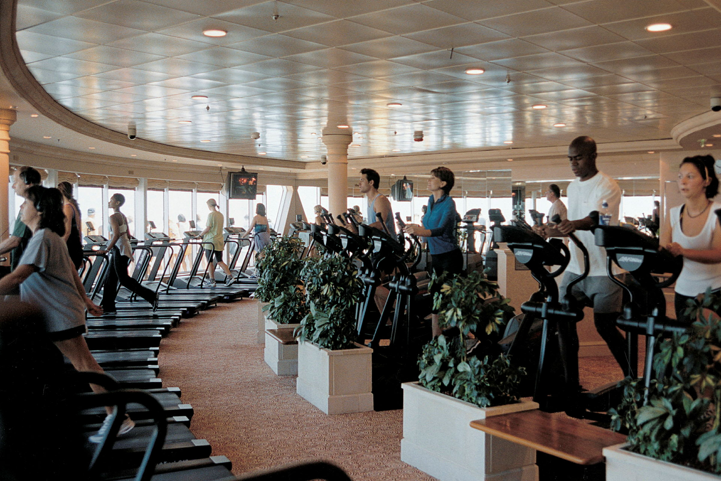 Gym med träningsmaskiner och människor som tränar. (AI-genererad text)