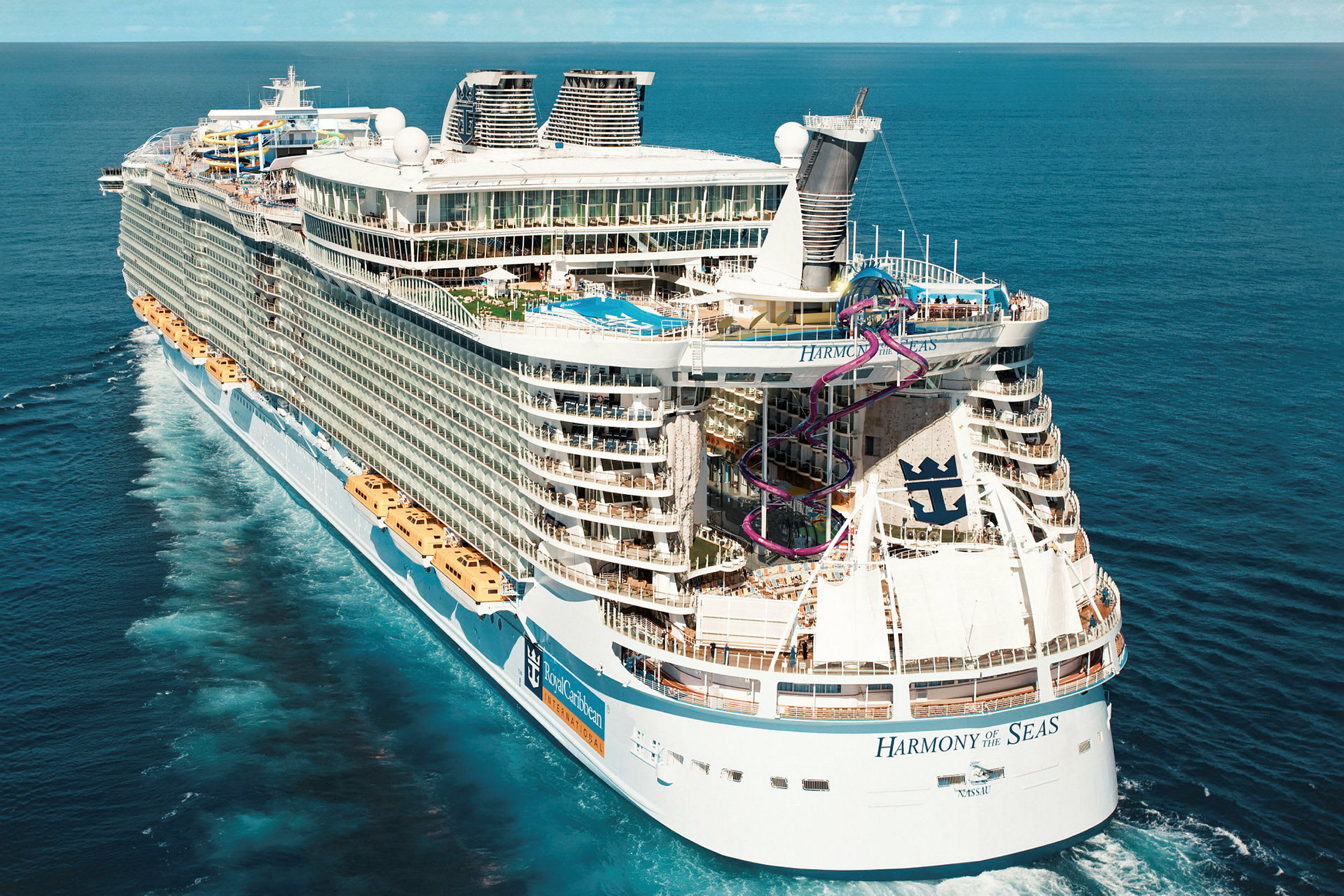Kryssningsfartyget Harmony of the Seas på öppet hav. (AI-genererad text)