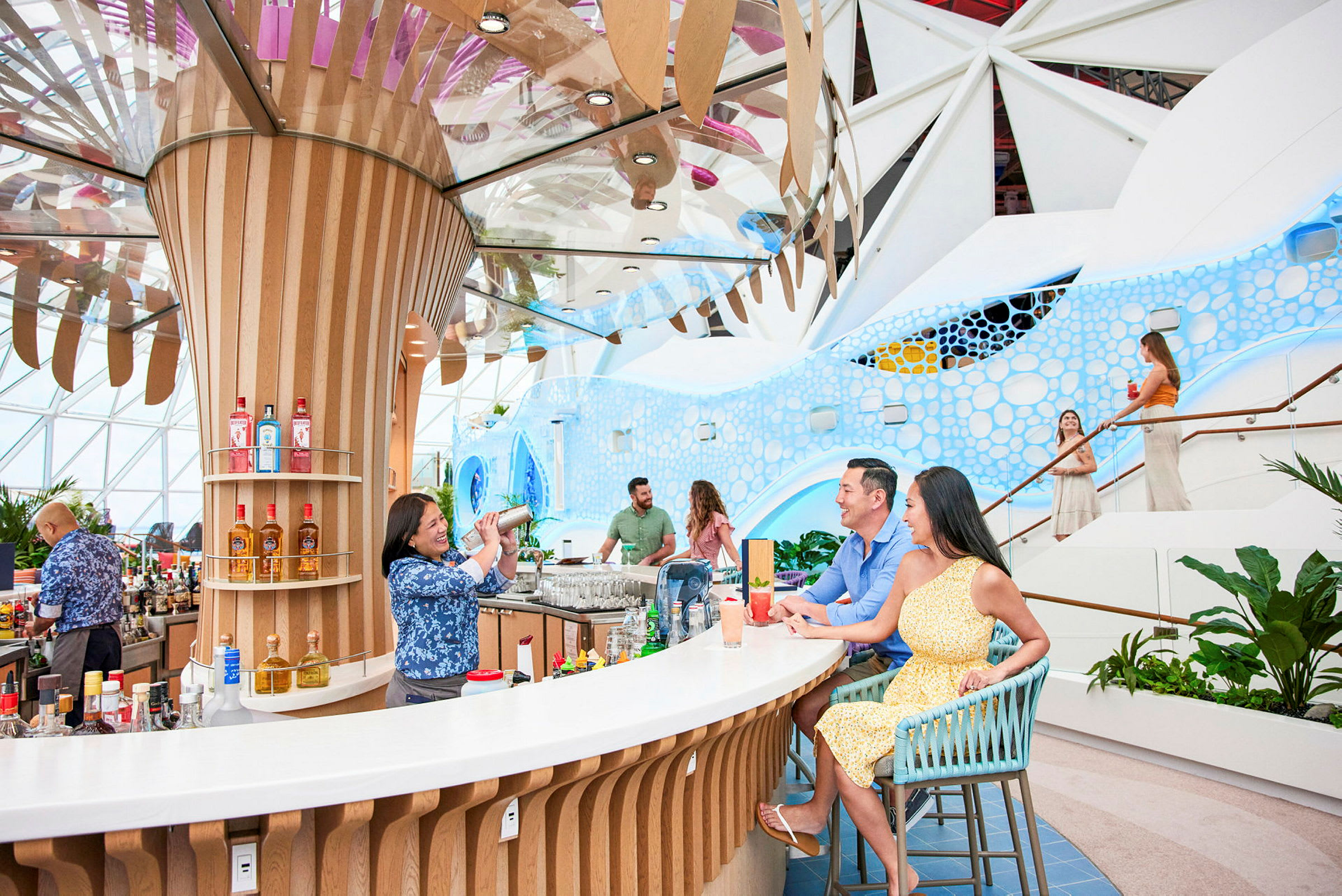 En modernt designad bar med människor som njuter av sina drinkar och bartendern som blandar en cocktail. (AI-genererad text)