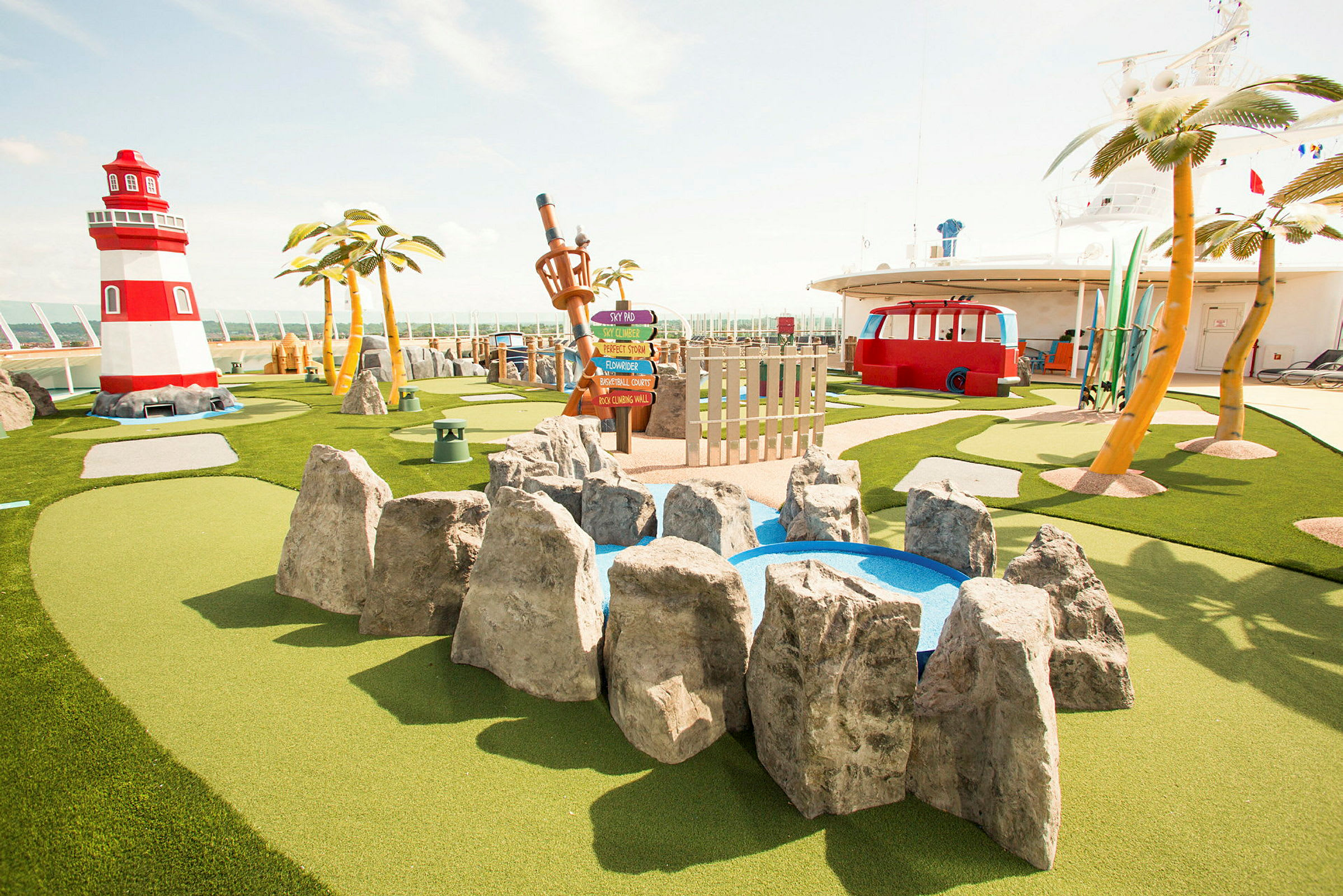 Minigolfbana med figurativa dekorationer som fyrtorn och artificiella palmträd. (AI-genererad text)