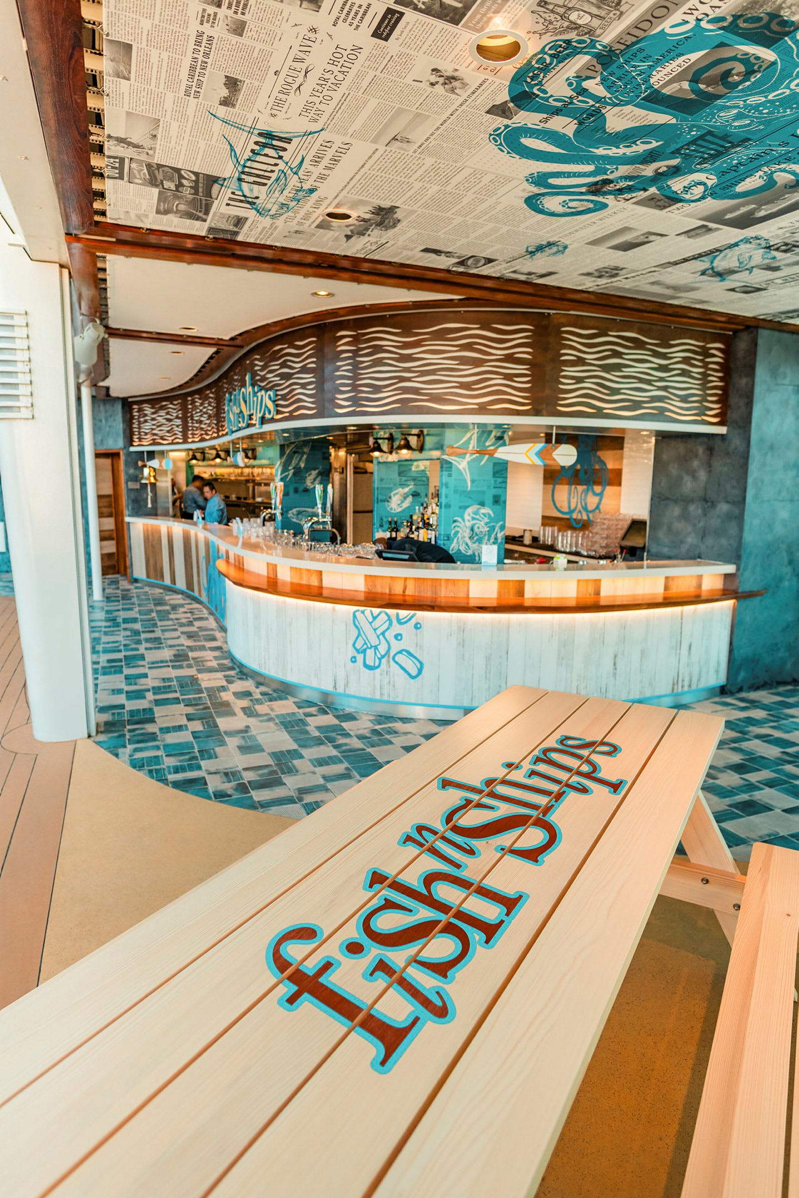 Fisk- och skaldjursrestaurang med dekorativt tak och bardisk. (AI-genererad text)
