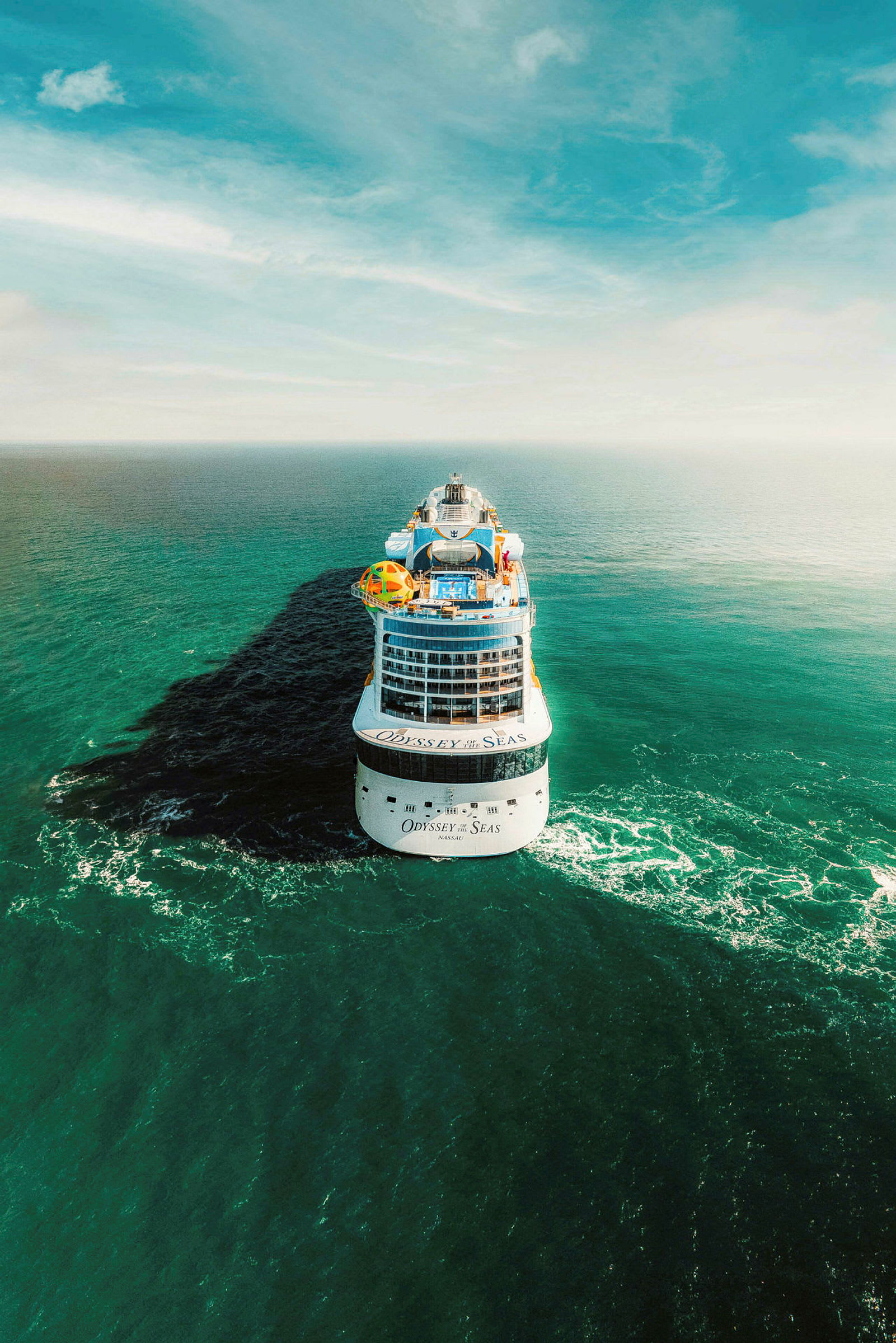 Kryssningsfartyg på havet sett bakifrån. (AI-genererad text)