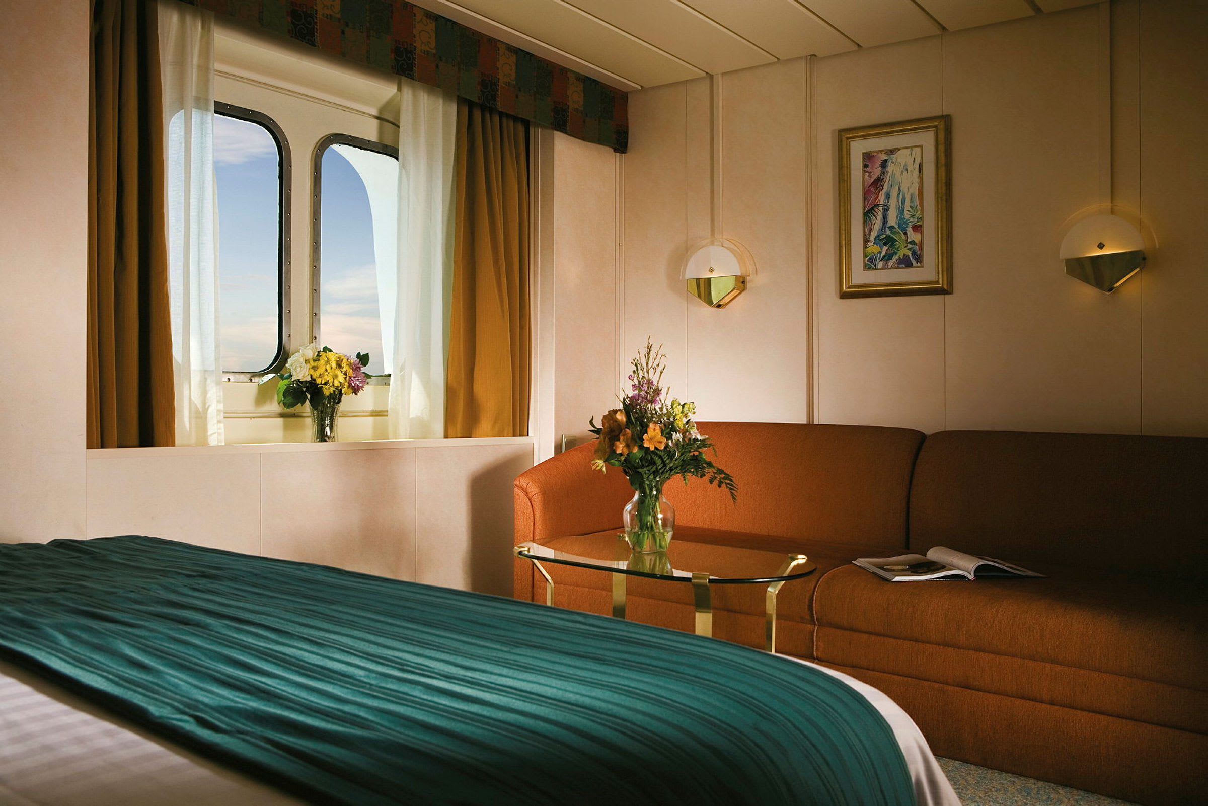 Bild av en trevlig hotellrum med soffbord och säng, samt ett fönster med utsikt och blommor. (AI-genererad text)
