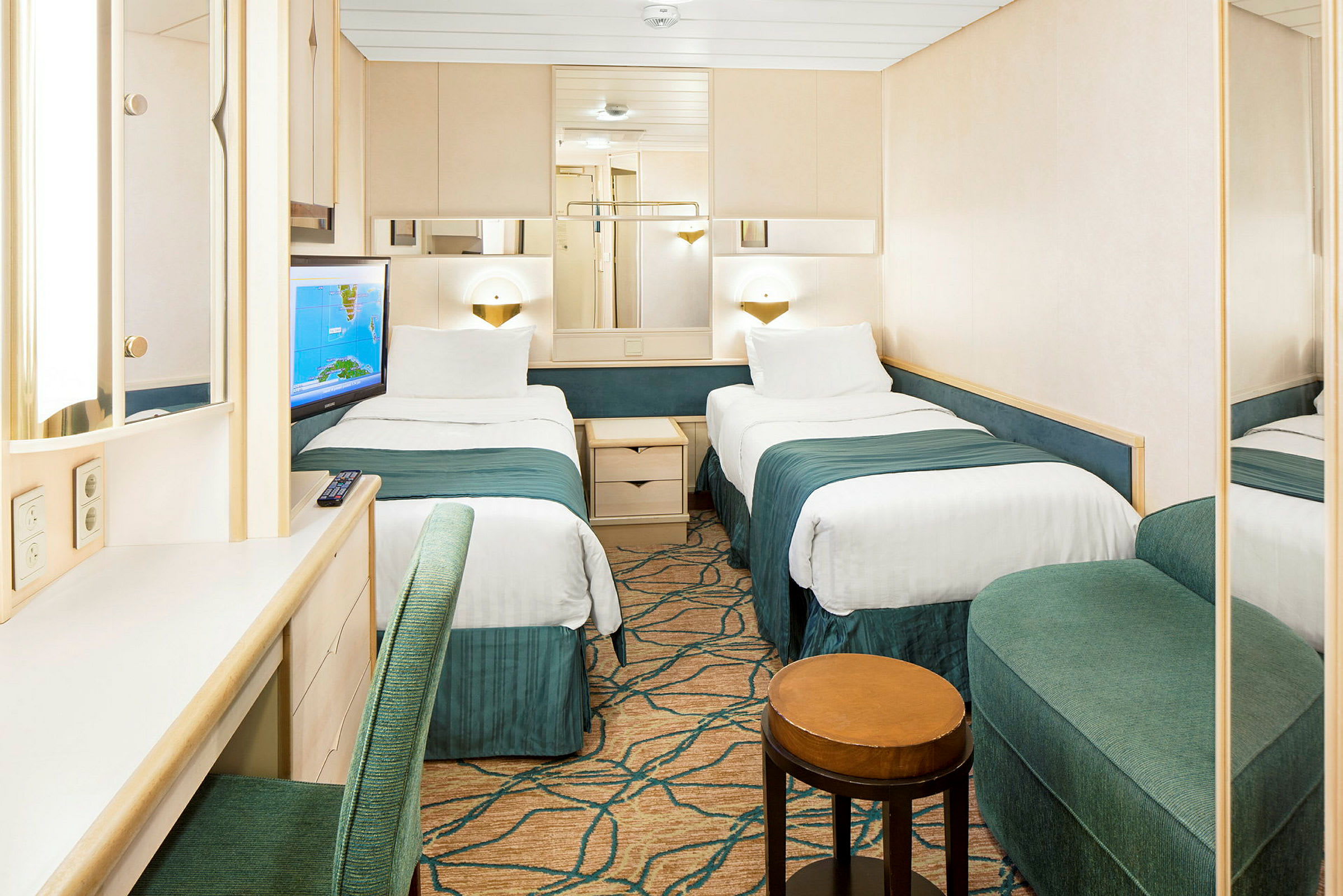 Ett hotellrum med två enkelsängar, ett skrivbord och en stol. (AI-genererad text)
