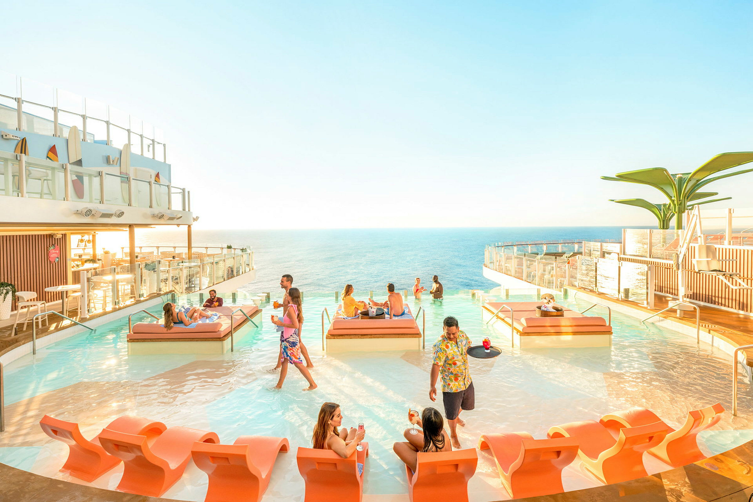 Poolområde på ett fartyg med utsikt över havet, loungestolar och människor som njuter av solen. (AI-genererad text)