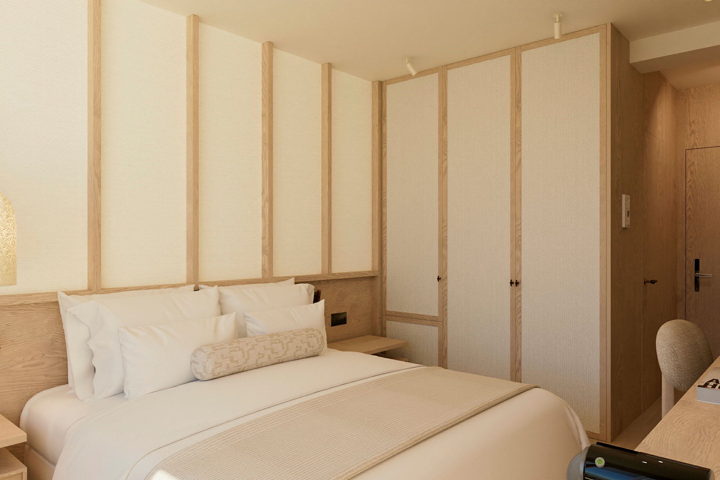 Ett hotellrum med en dubbelsäng, vita lakan och kuddar samt en ljus träinredning. (AI-genererad text)