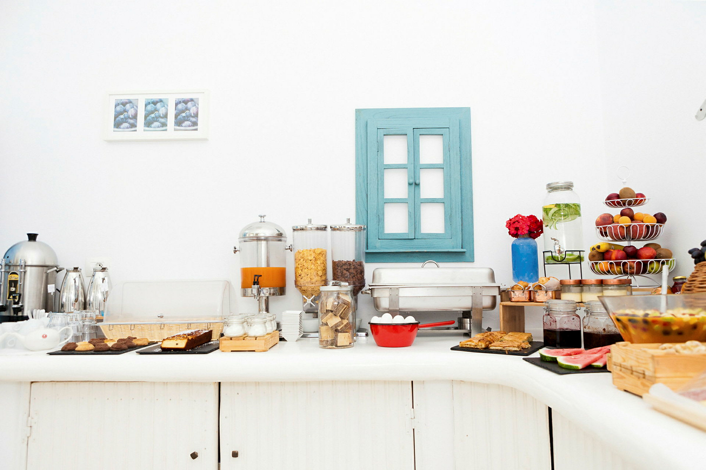 Bild på ett frukostbord med olika matalternativ och dryckesstationer. (AI-genererad text)