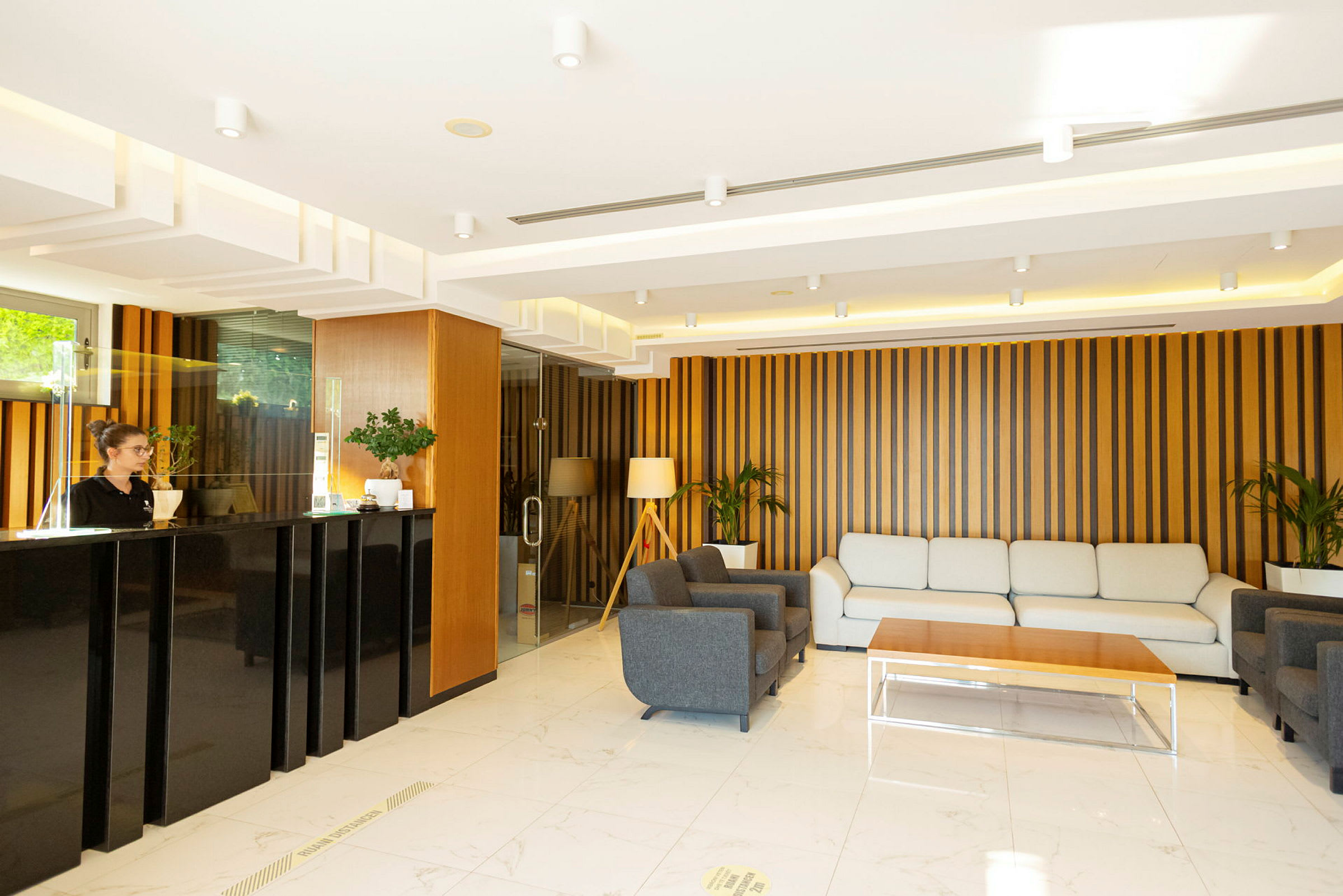 En hotellobby med sittgrupp och reception. (AI-genererad text)