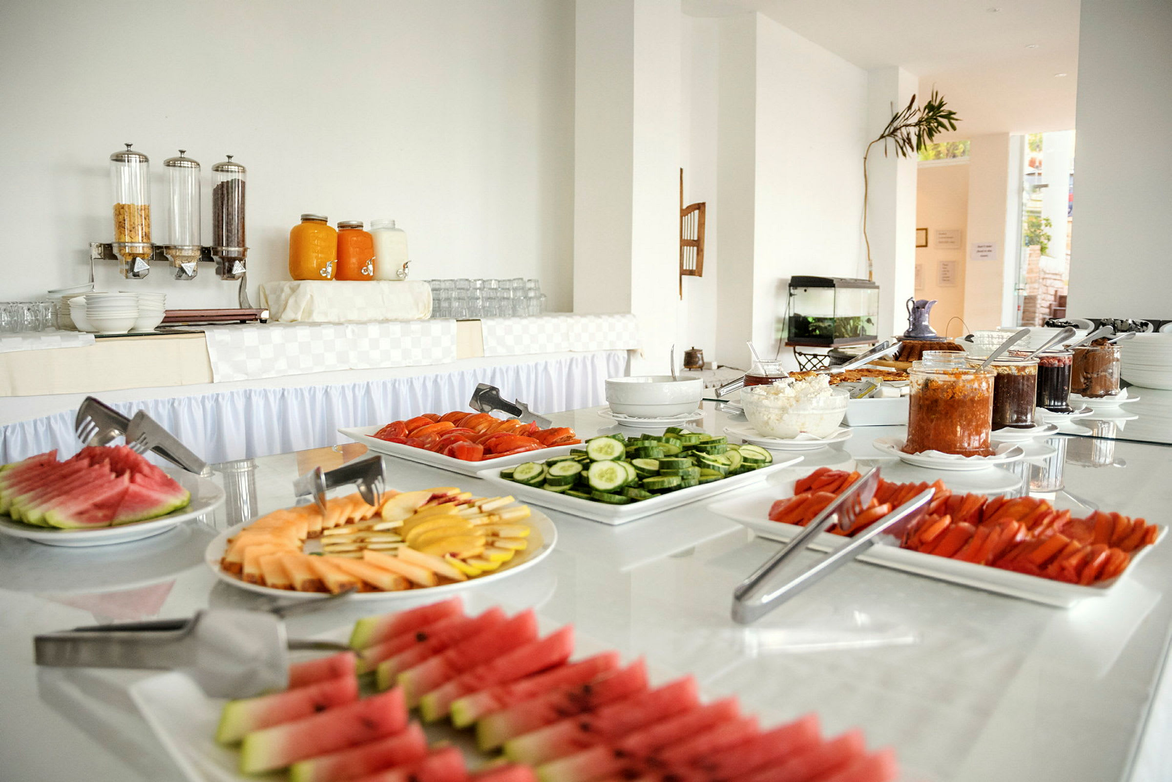 Buffébord med färsk frukt, grönsaker och tillbehör. (AI-genererad text)