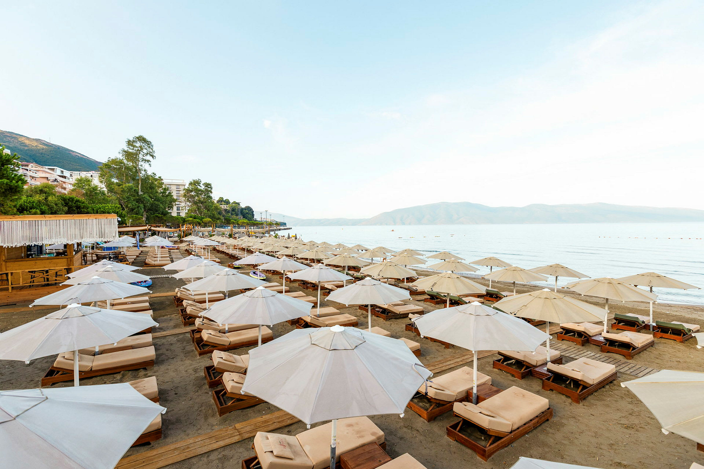 Solstolar med parasoller på en strand med havsutsikt. (AI-genererad text)