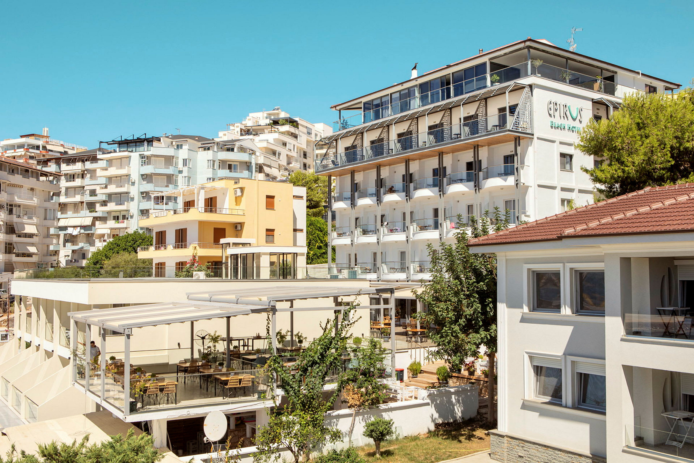 Vy av hotellbyggnader med balkonger och omgivande arkitektur. (AI-genererad text)