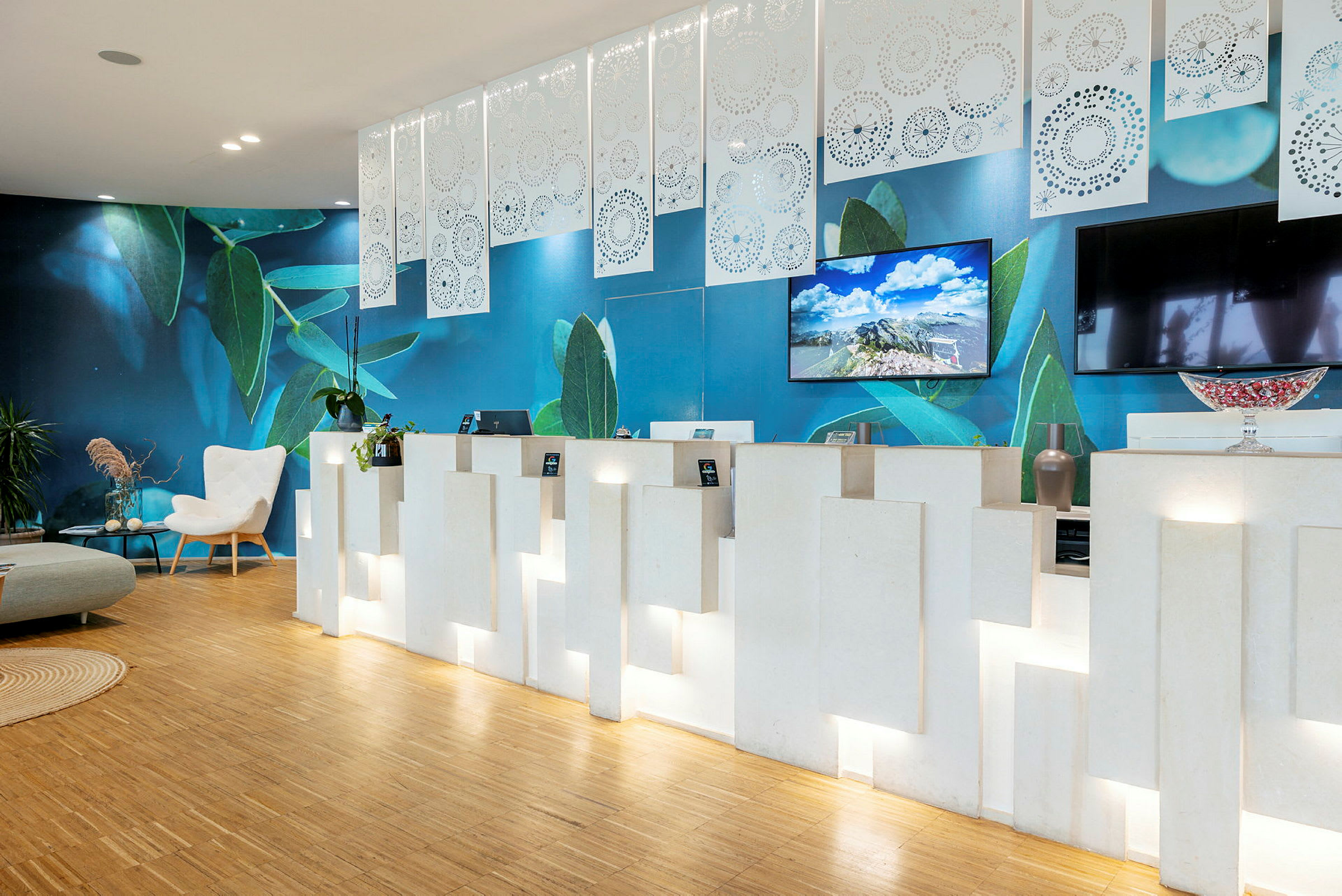 En reception med vita diskar, en avkopplingshörna och dekorerad vägg bakgrund. (AI-genererad text)