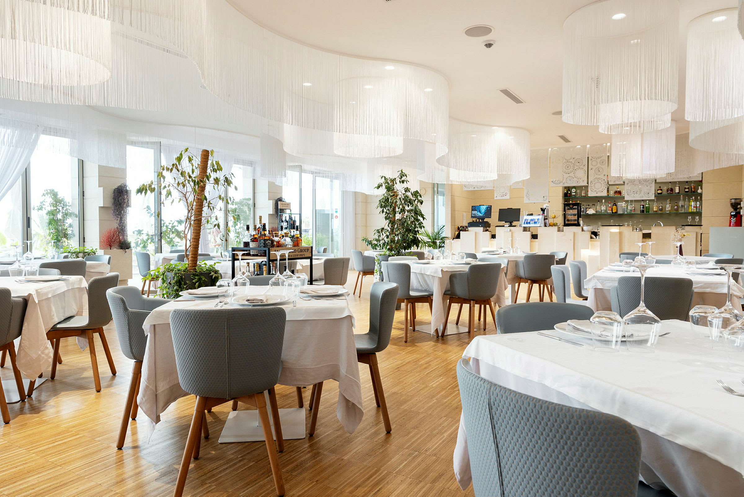 En elegant restaurang med dukade bord och modern inredning. (AI-genererad text)