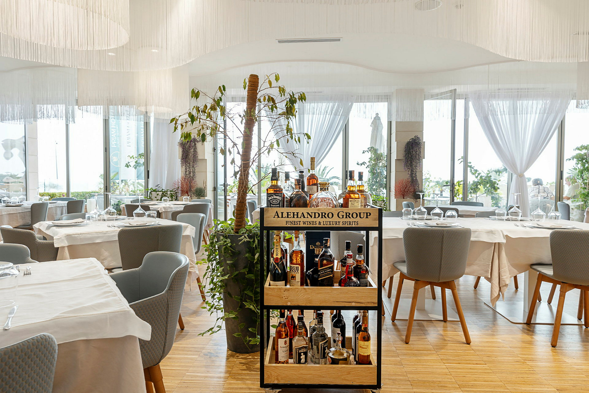 En elegant restaurang med ett serveringsvagn fylld med flaskor av vin och sprit. (AI-genererad text)