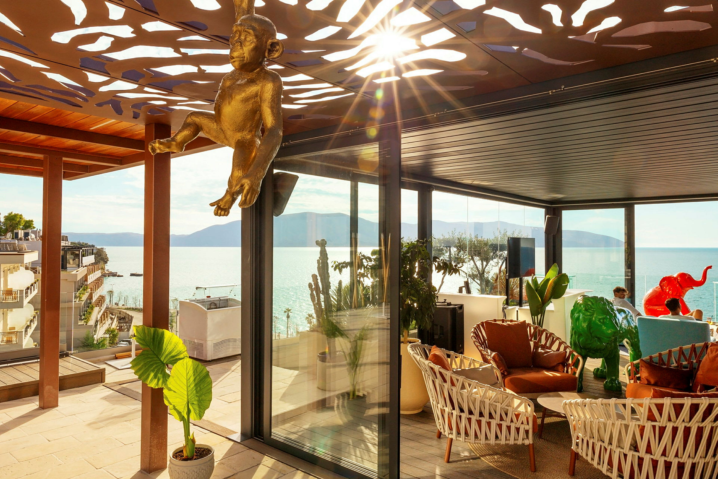 Utsikt över havet från en elegant terrasse med dekorationer och möbler. (AI-genererad text)