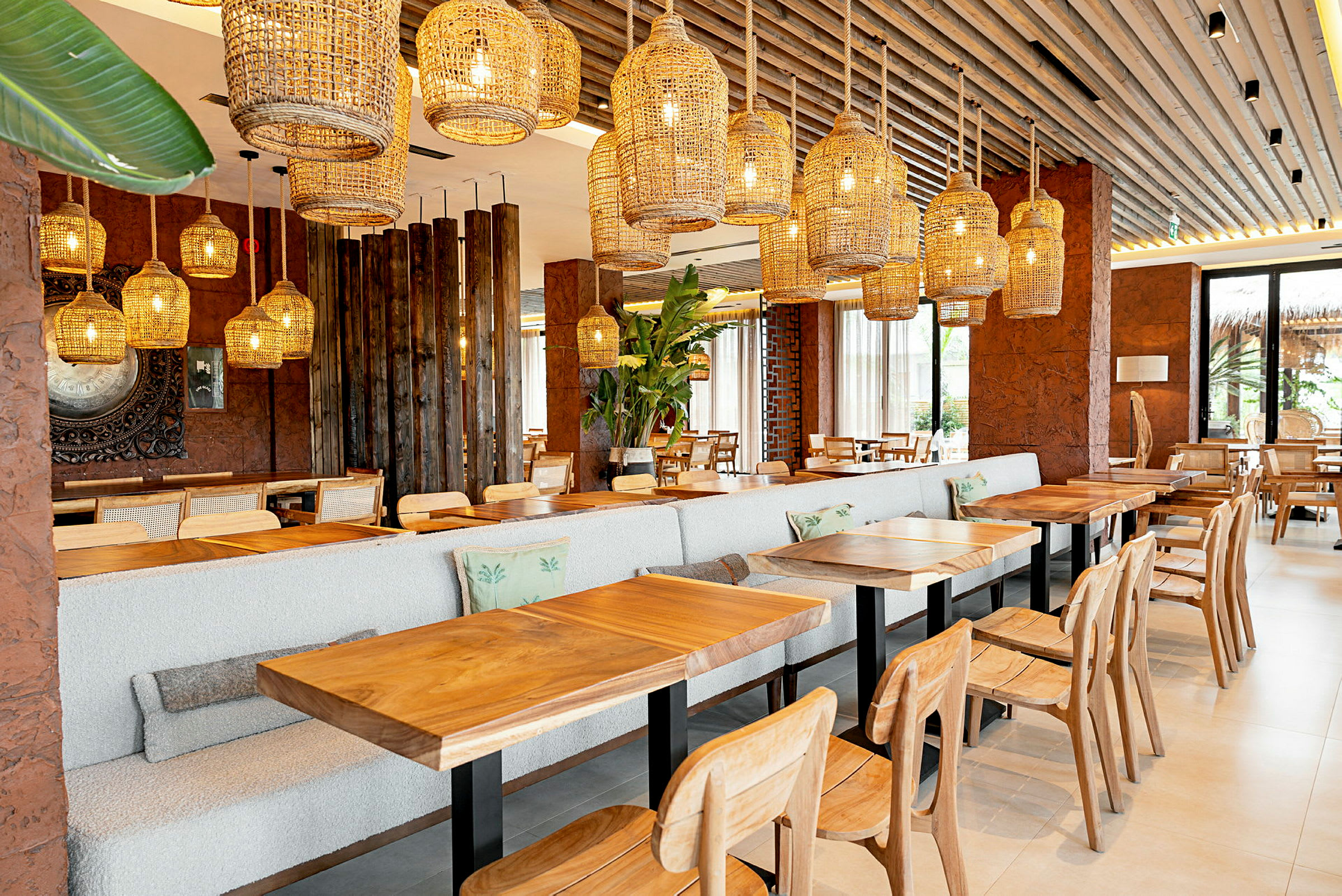 Restaurang med träbord, stolar och dekorativa lampor. (AI-genererad text)