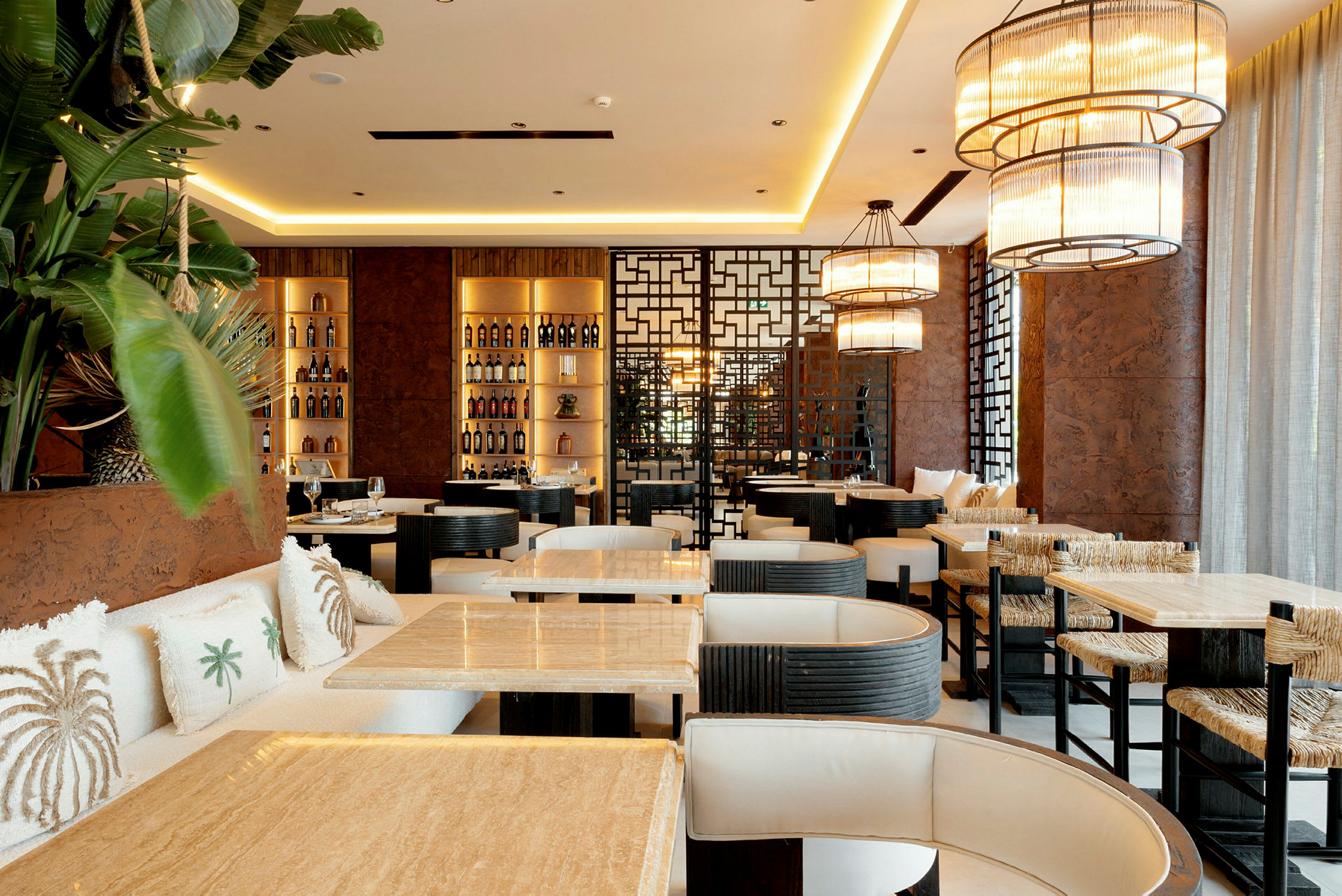 Interiör av en elegant restaurang med sittplatser och dekorativa lampor. (AI-genererad text)