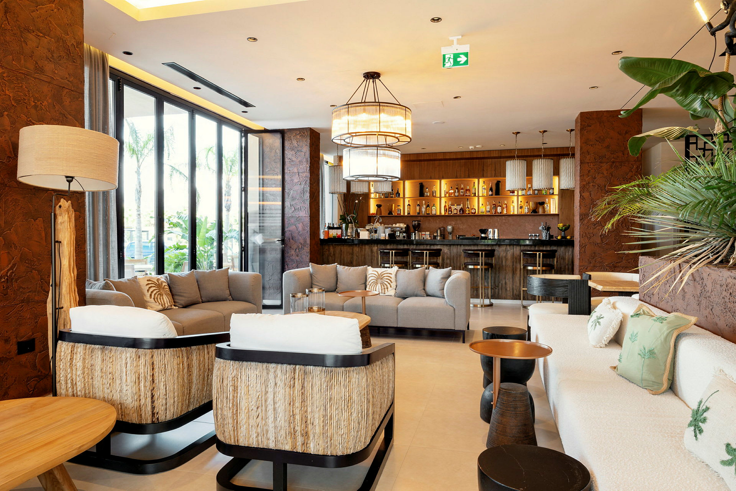 Ett modernt hotellbarområde med sittplatser, soffor och en belysning. (AI-genererad text)