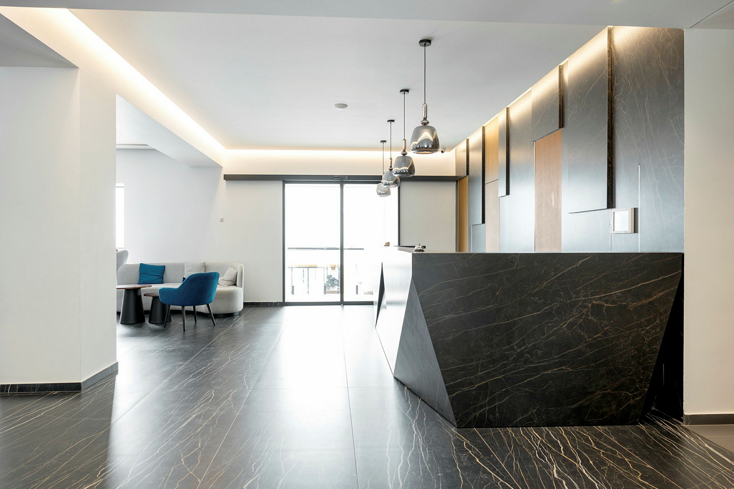 Modernt hotellreception med geometrisk disk och stilren inredning. (AI-genererad text)
