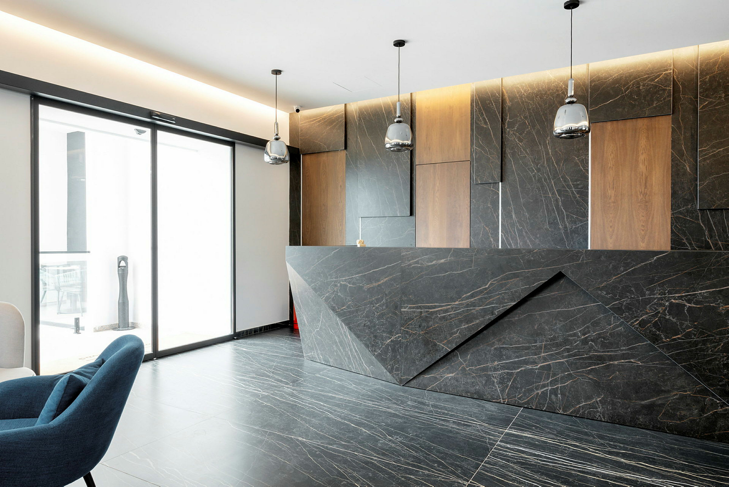Elegant reception med marmorinspirerad inredning och modern design. (AI-genererad text)