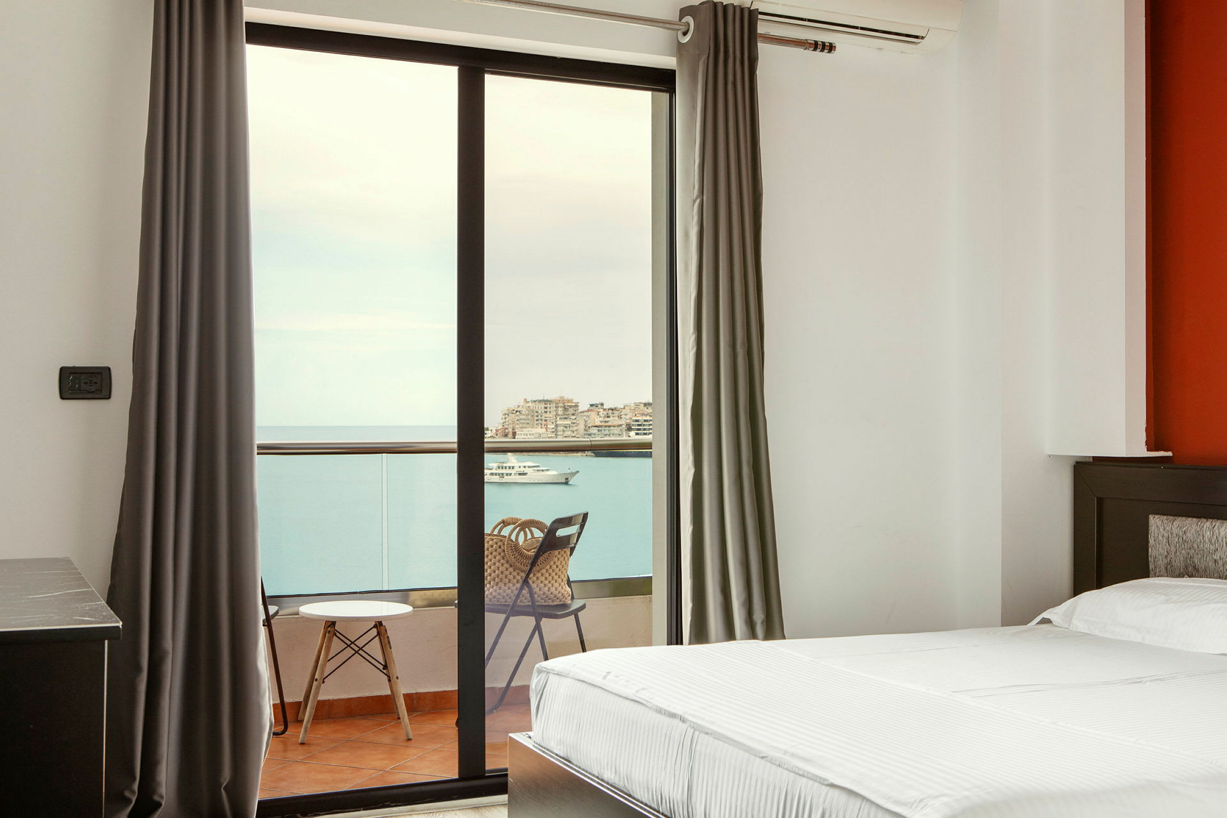 Hotellrum med balkong och utsikt över havet. (AI-genererad text)