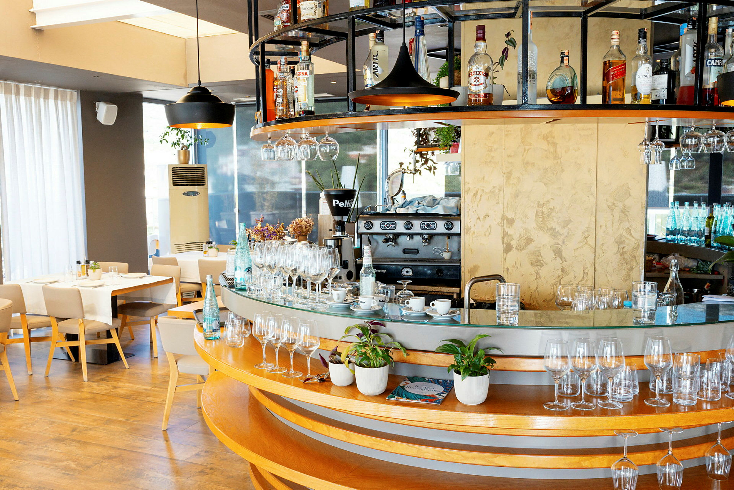 Modernt kafé med bardisk och matbord. (AI-genererad text)