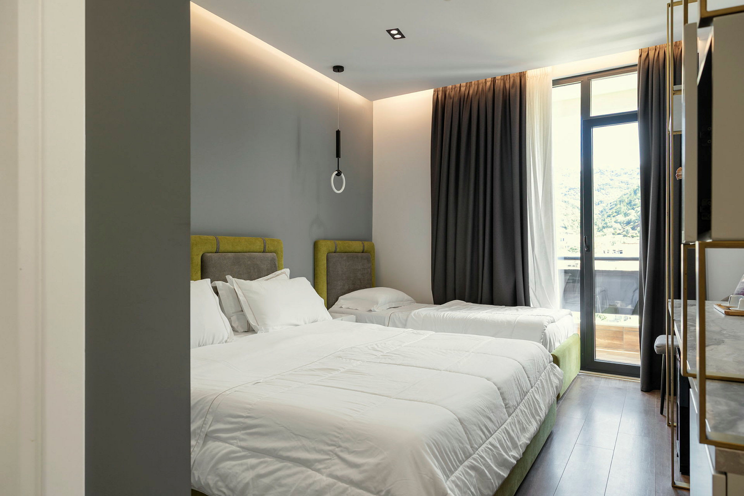 Hotellrum med två bäddar och modern inredning. (AI-genererad text)