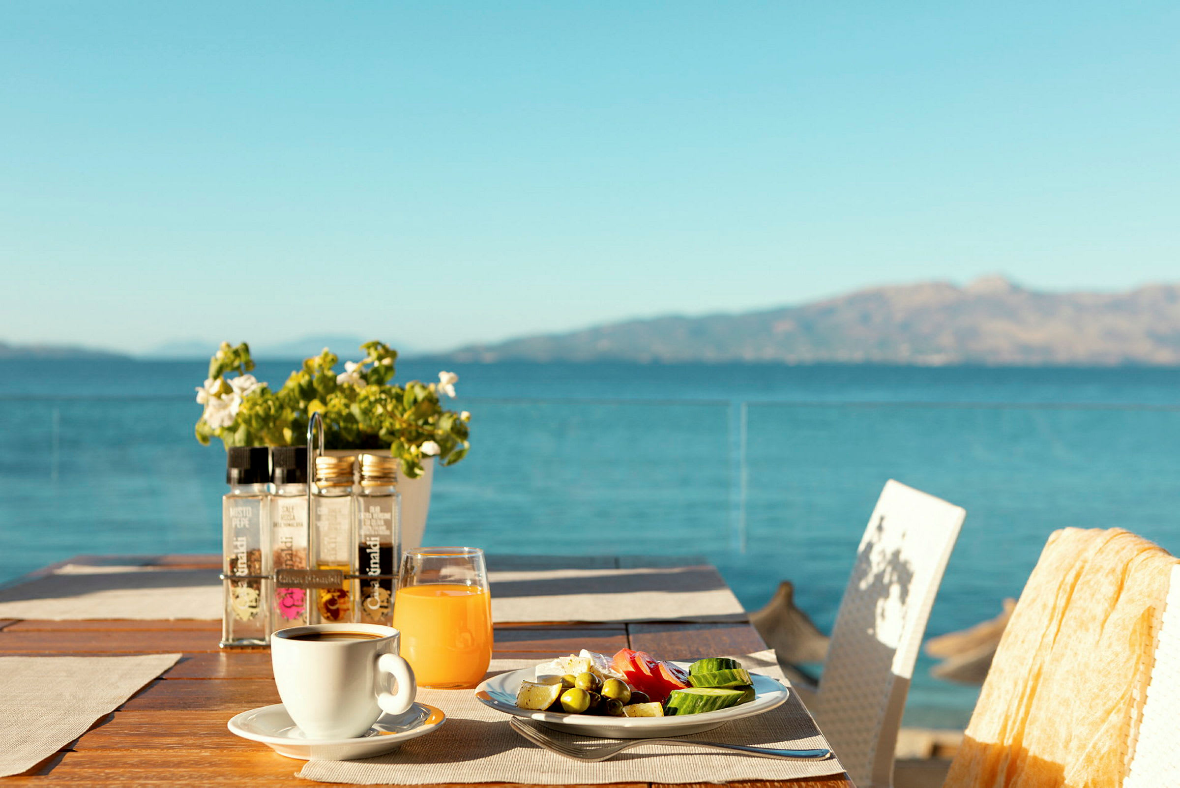 En frukost på ett bord med utsikt över havet. (AI-genererad text)