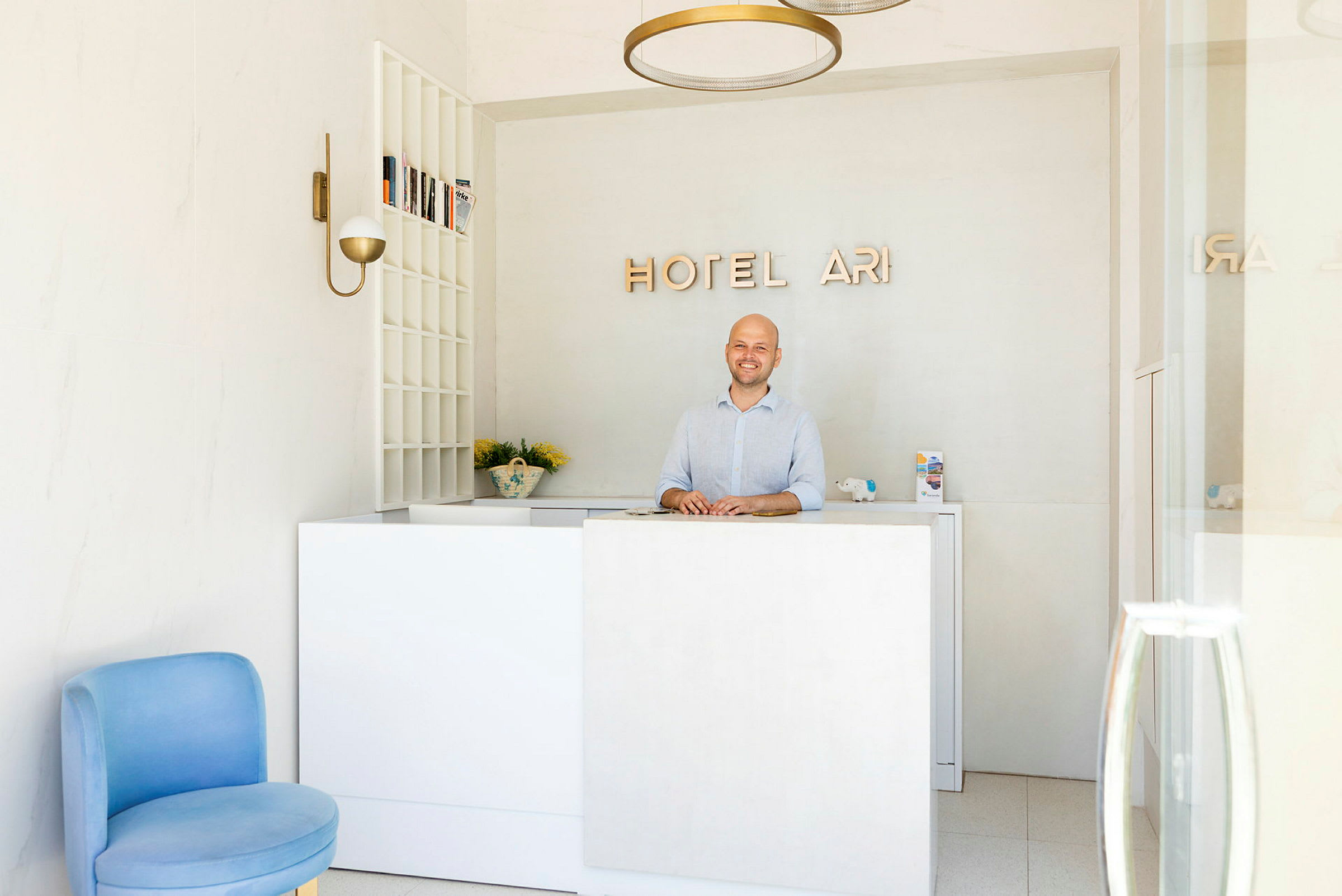 Hotellets ägare Ari