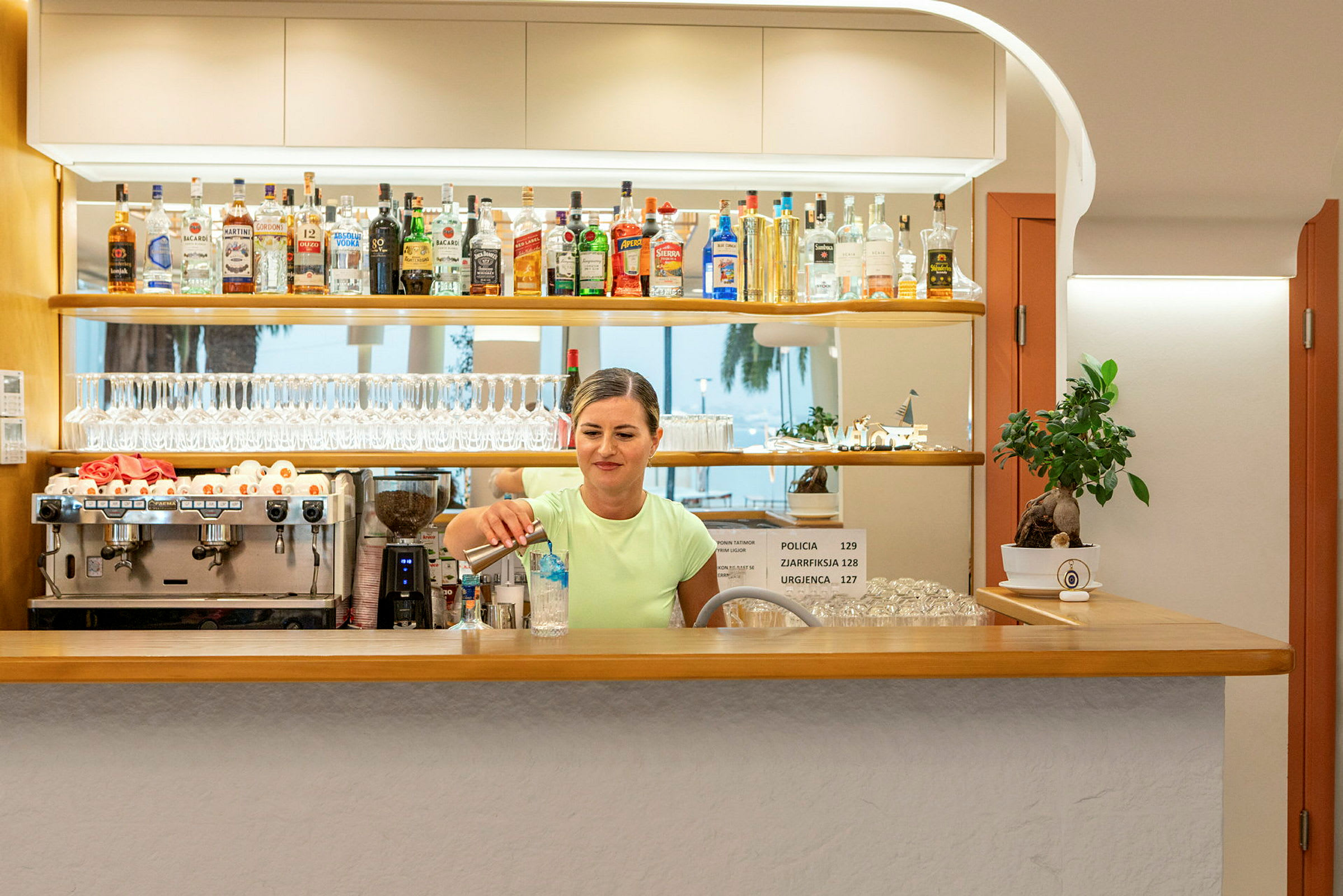 Kombinerad bar- och à la carte-restaurang