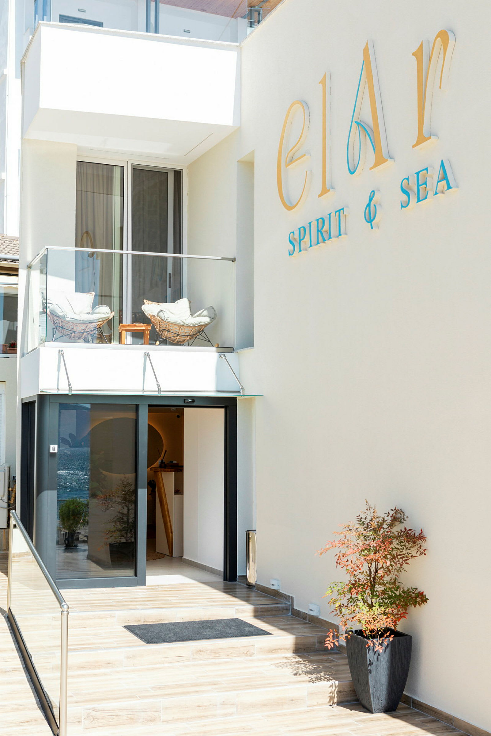 Entrén till en byggnad med texten 'elAr Spirit & Sea' synlig på väggen. (AI-genererad text)