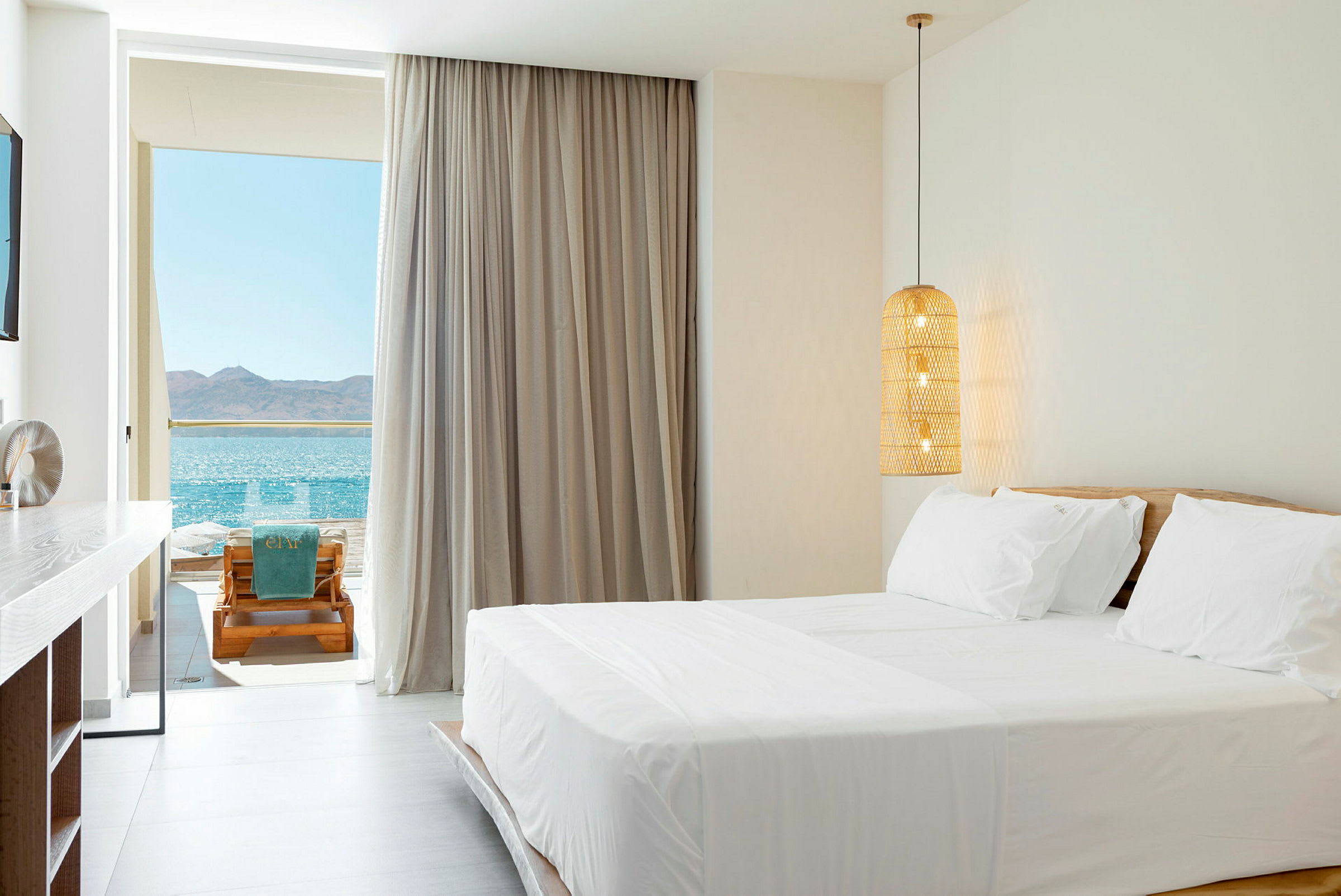 Ljus och modern hotellrum med havsutsikt från balkongen. (AI-genererad text)