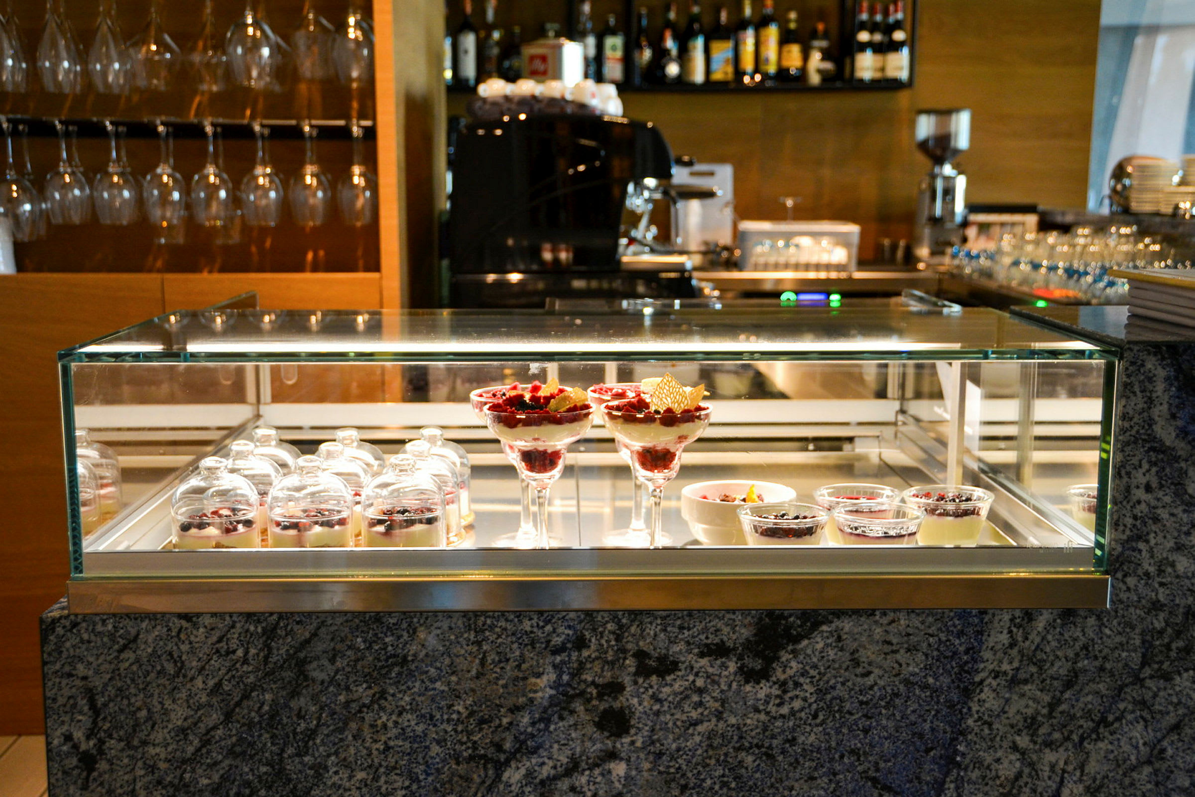 Bild av en glasskåp med olika desserter på en restaurang. (AI-genererad text)