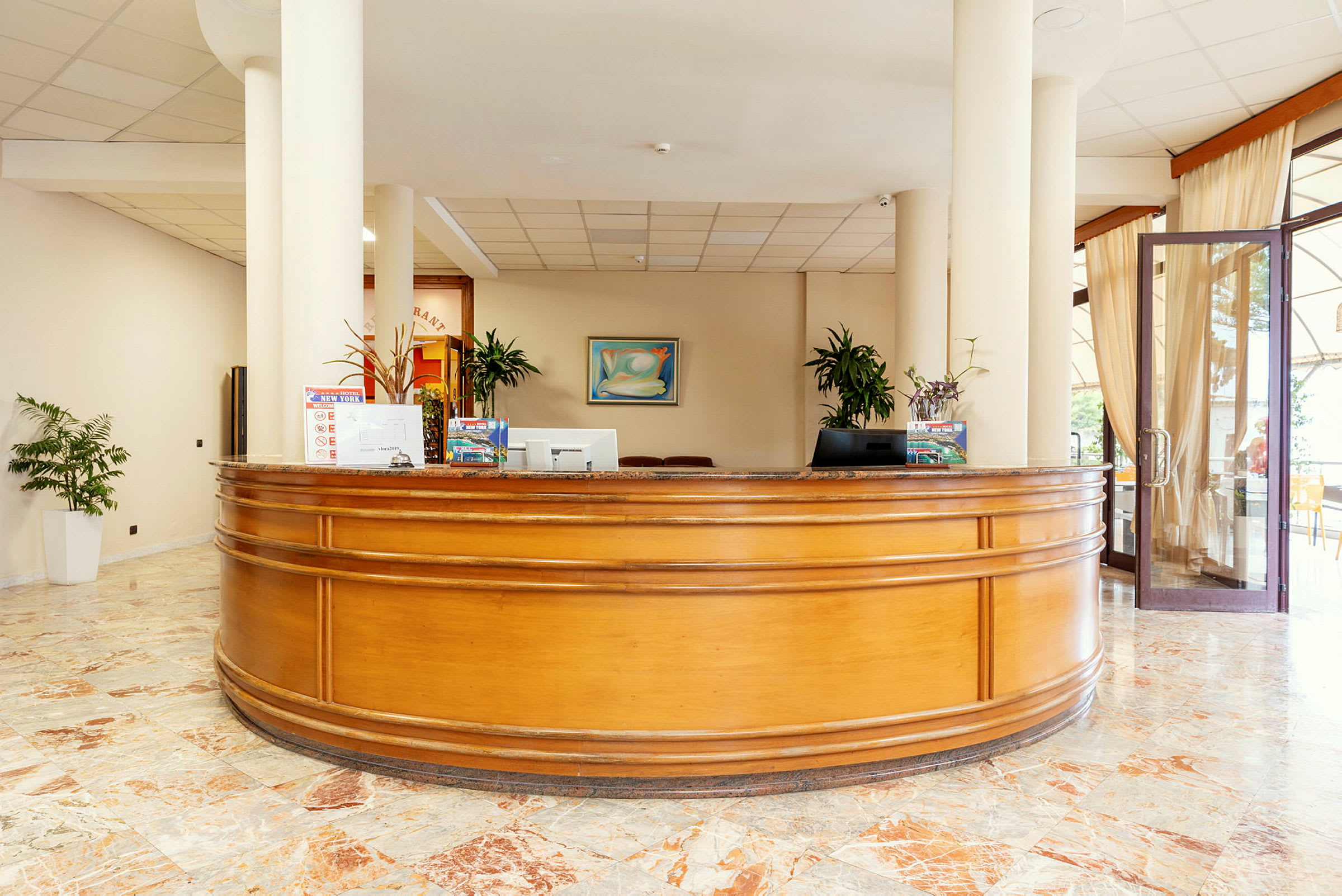 Hotellreception med trädisk och marmorgolv. (AI-genererad text)