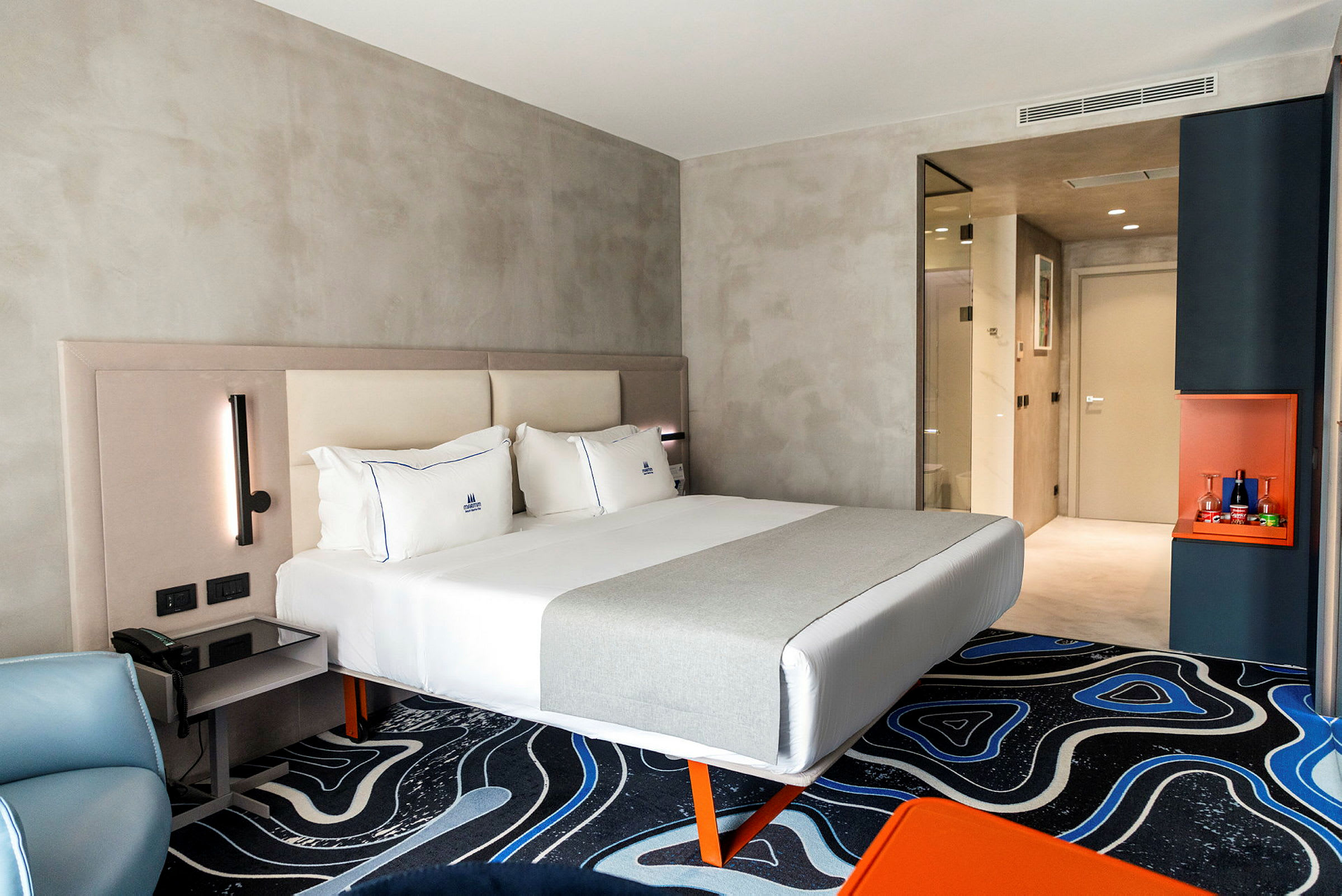 Moderna hotellrum med en stor säng och stilren inredning. (AI-genererad text)